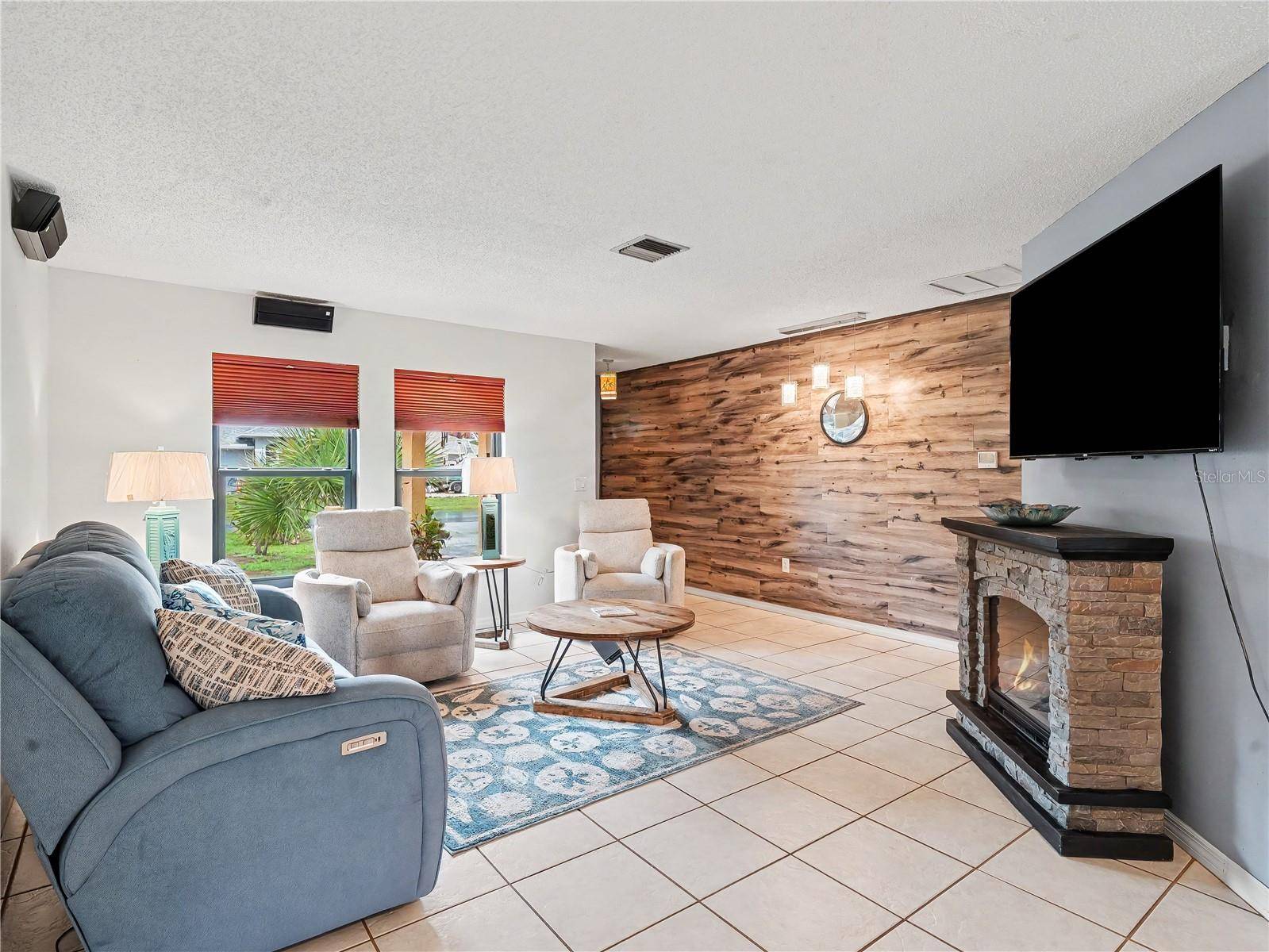 2320 LAKE SHORE DR, Nokomis, FL 34275