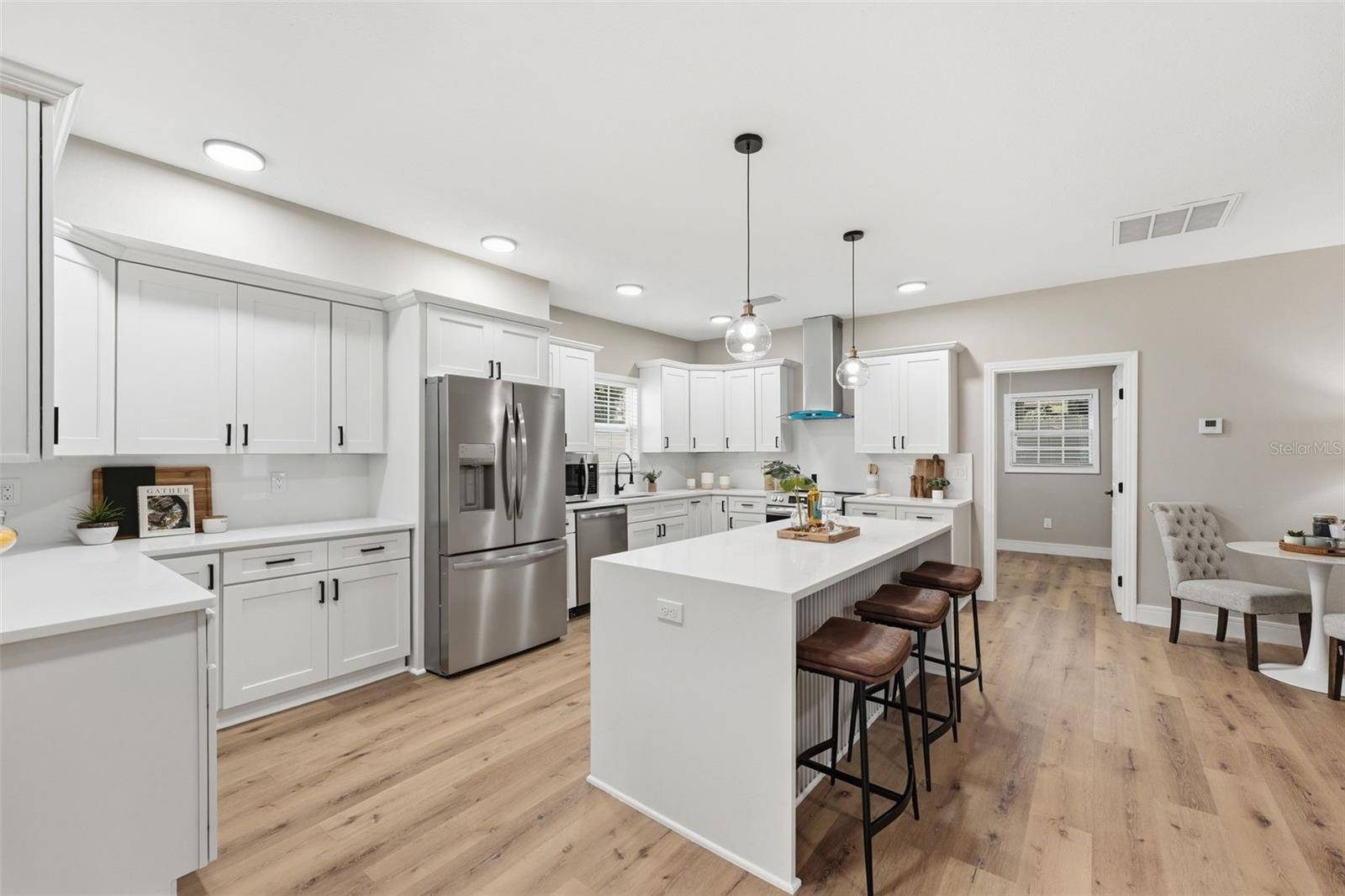 15 E LAUREL ST, Apopka, FL 32703