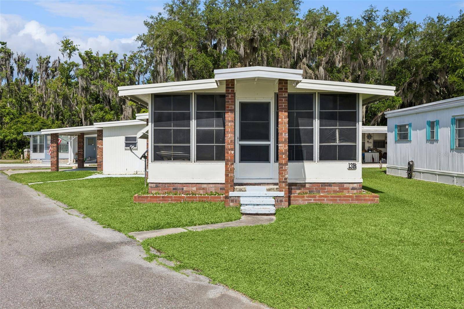 13 COCOS PLUMOSA DR #B, Eustis, FL 32726