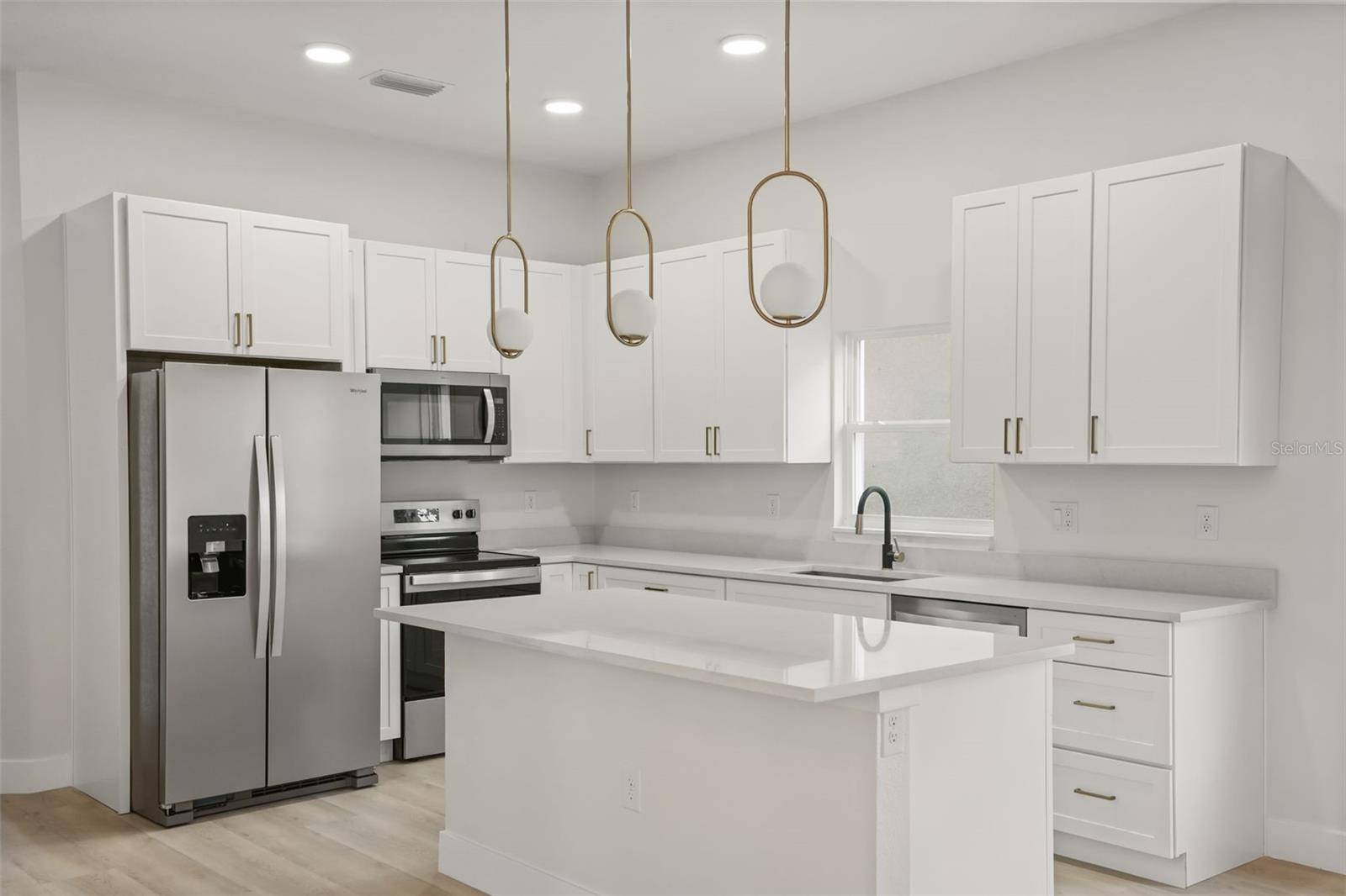 823 E MCDONALD AVE, Eustis, FL 32726