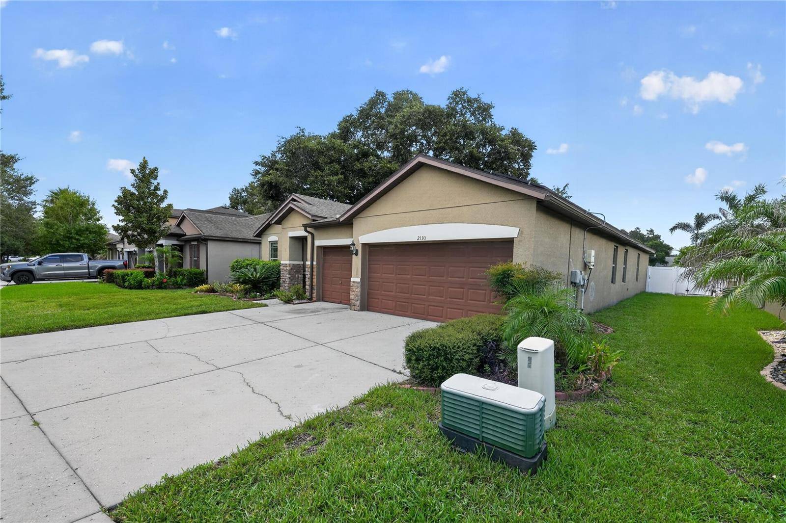 2130 LANDSIDE DR, Valrico, FL 33594