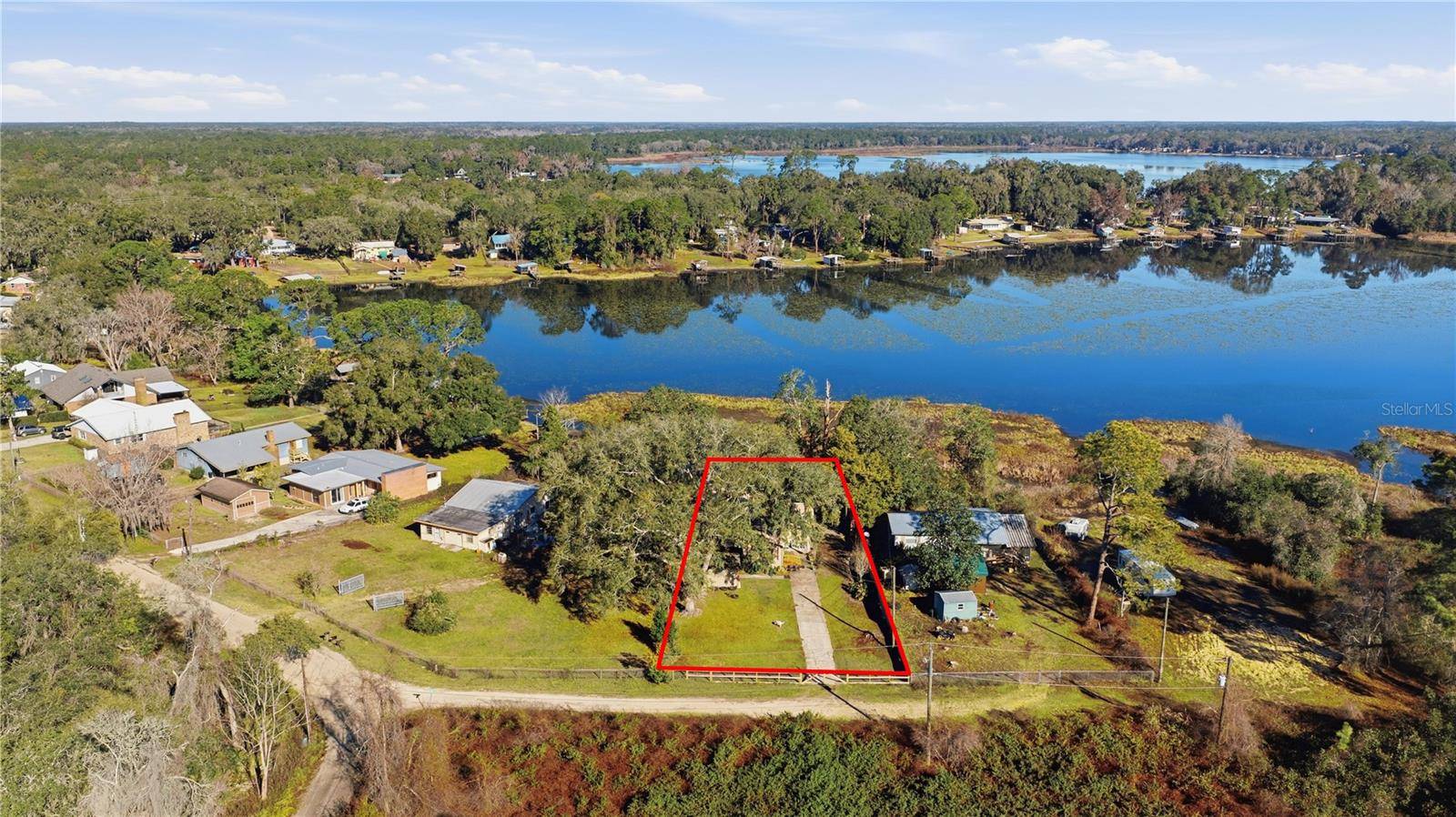 872 LAKE SHORE TER, Interlachen, FL 32148