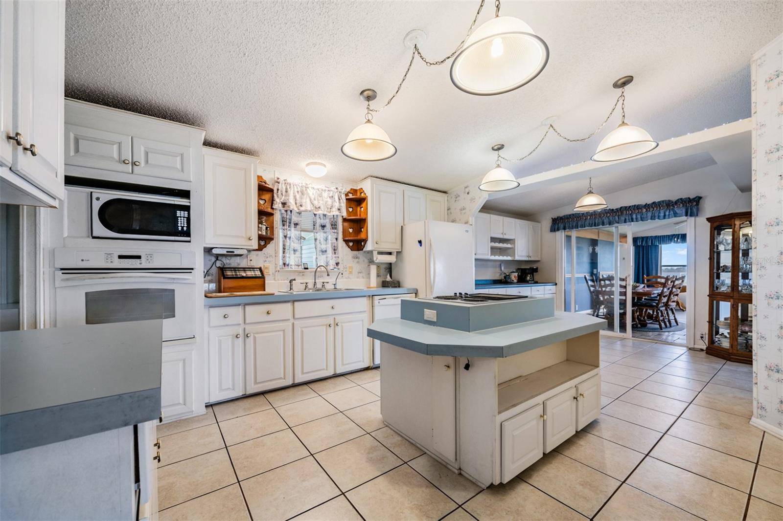 6827 S LAKE HENRY DR NE, Winter Haven, FL 33881