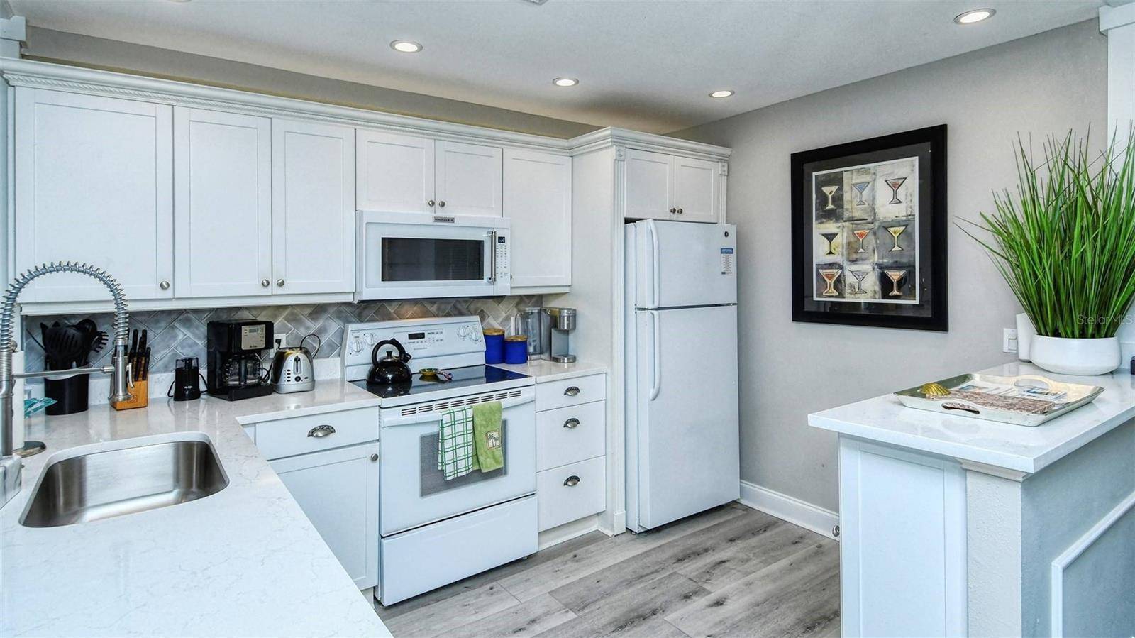 1255 E PEPPERTREE DR #305, Sarasota, FL 34242
