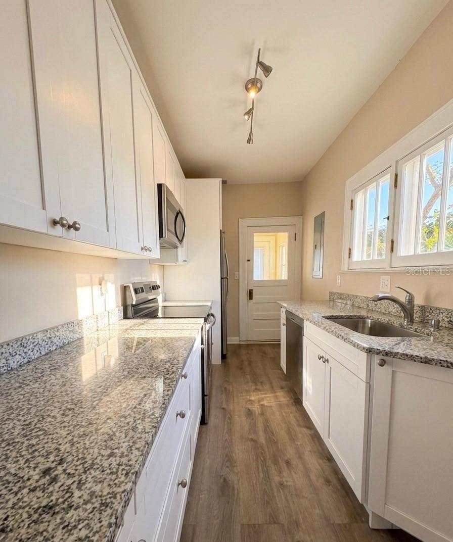 1010 14TH AVE NW, Largo, FL 33770