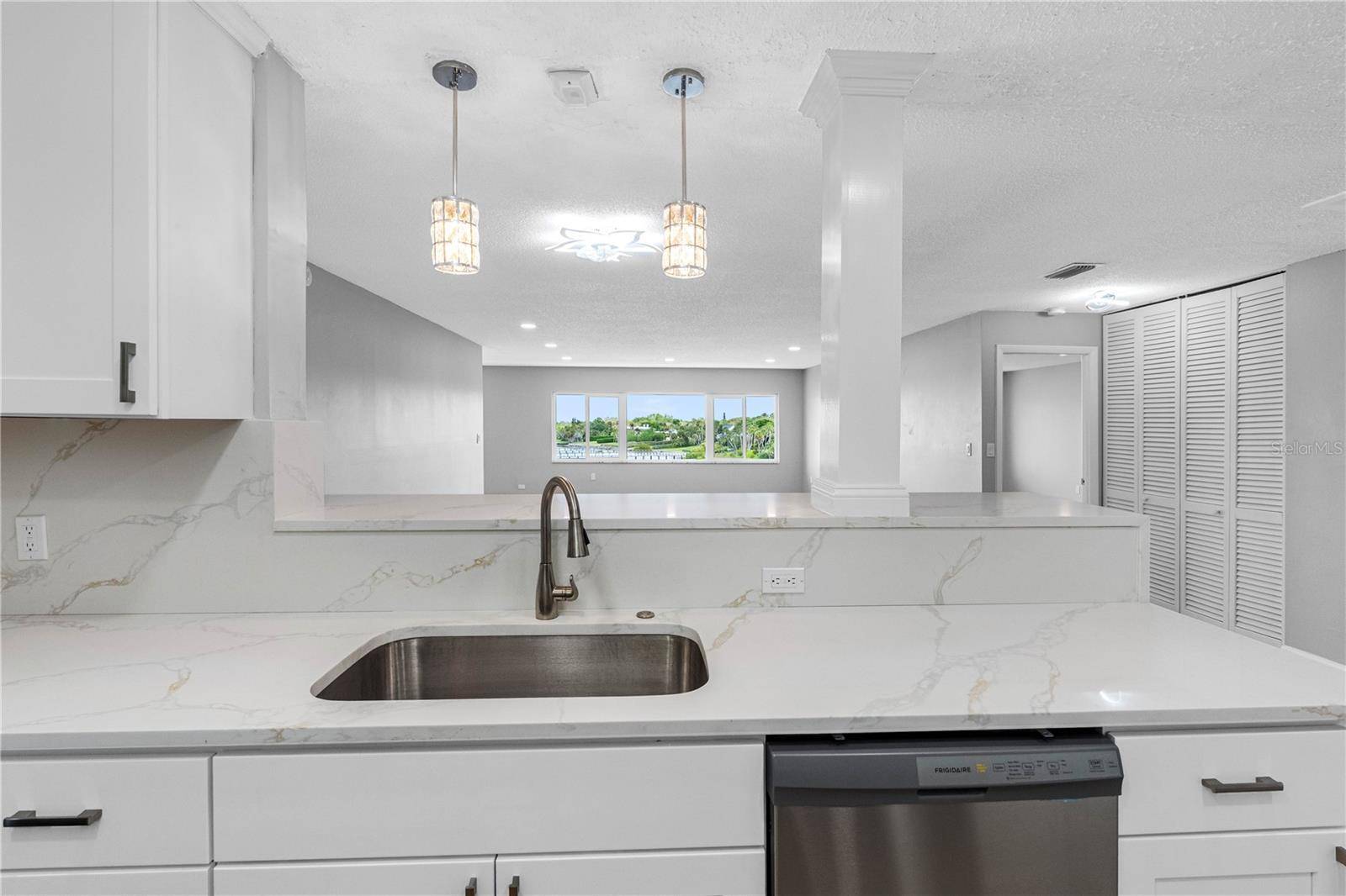 100 BLUFF VIEW DR #404C, Belleair Bluffs, FL 33770