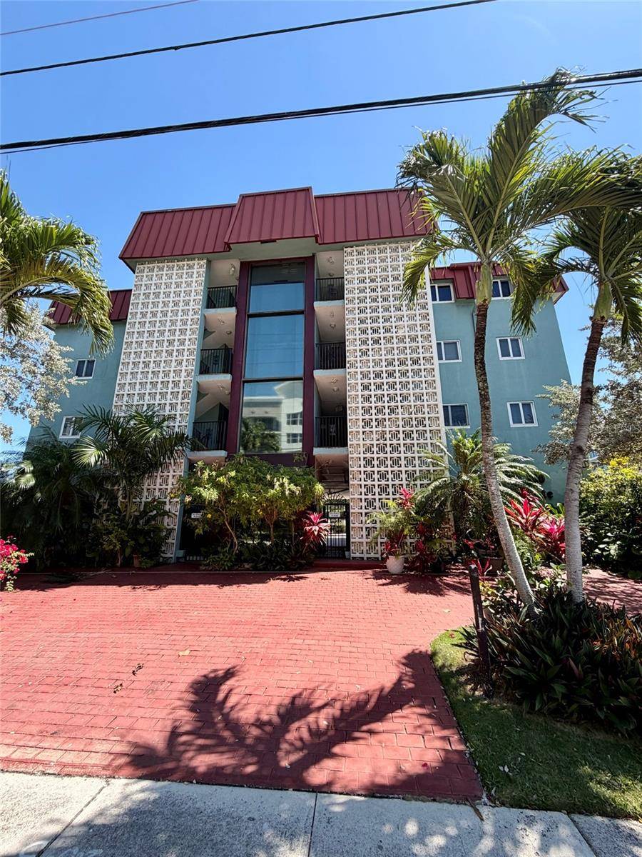 180 SE 20TH AVE #303, Deerfield Beach, FL 33441