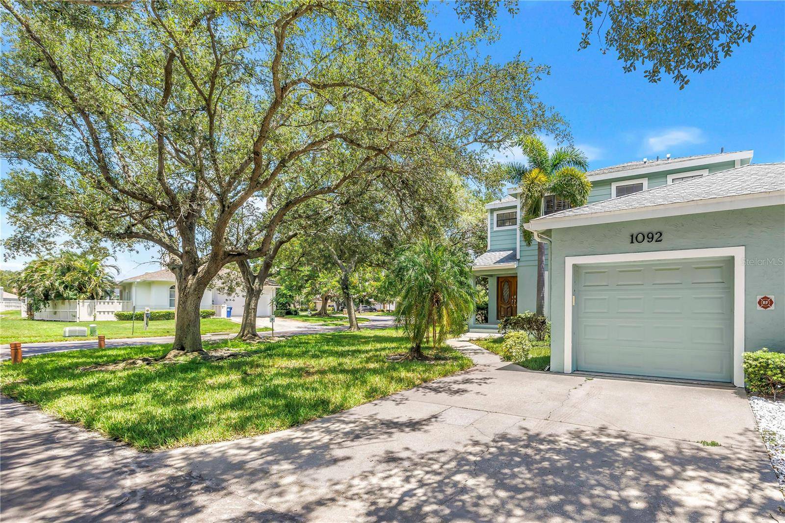 1092 SANABEL CT NE, St Petersburg, FL 33702