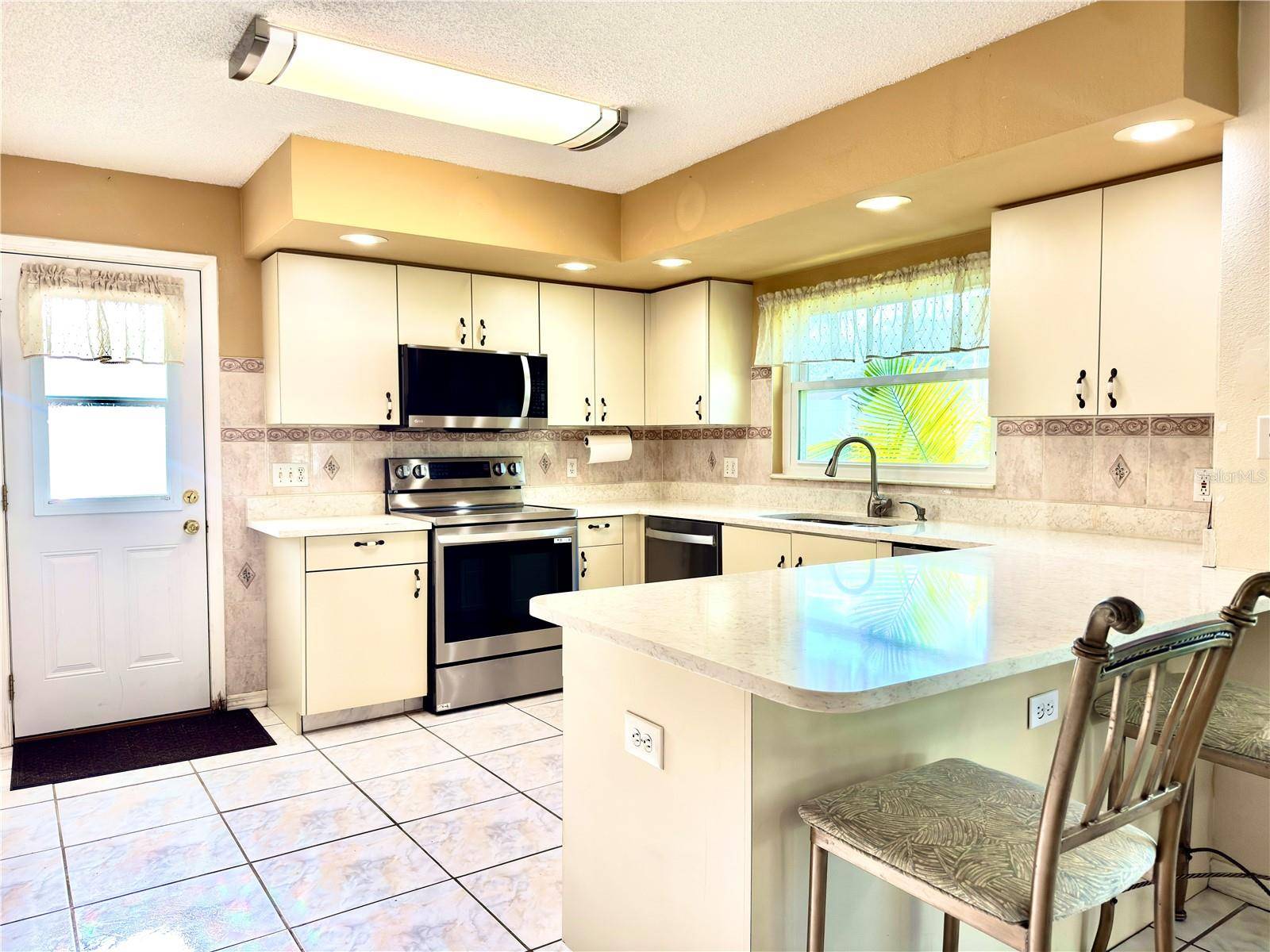 1702 SUNKISSED DR, Tarpon Springs, FL 34689