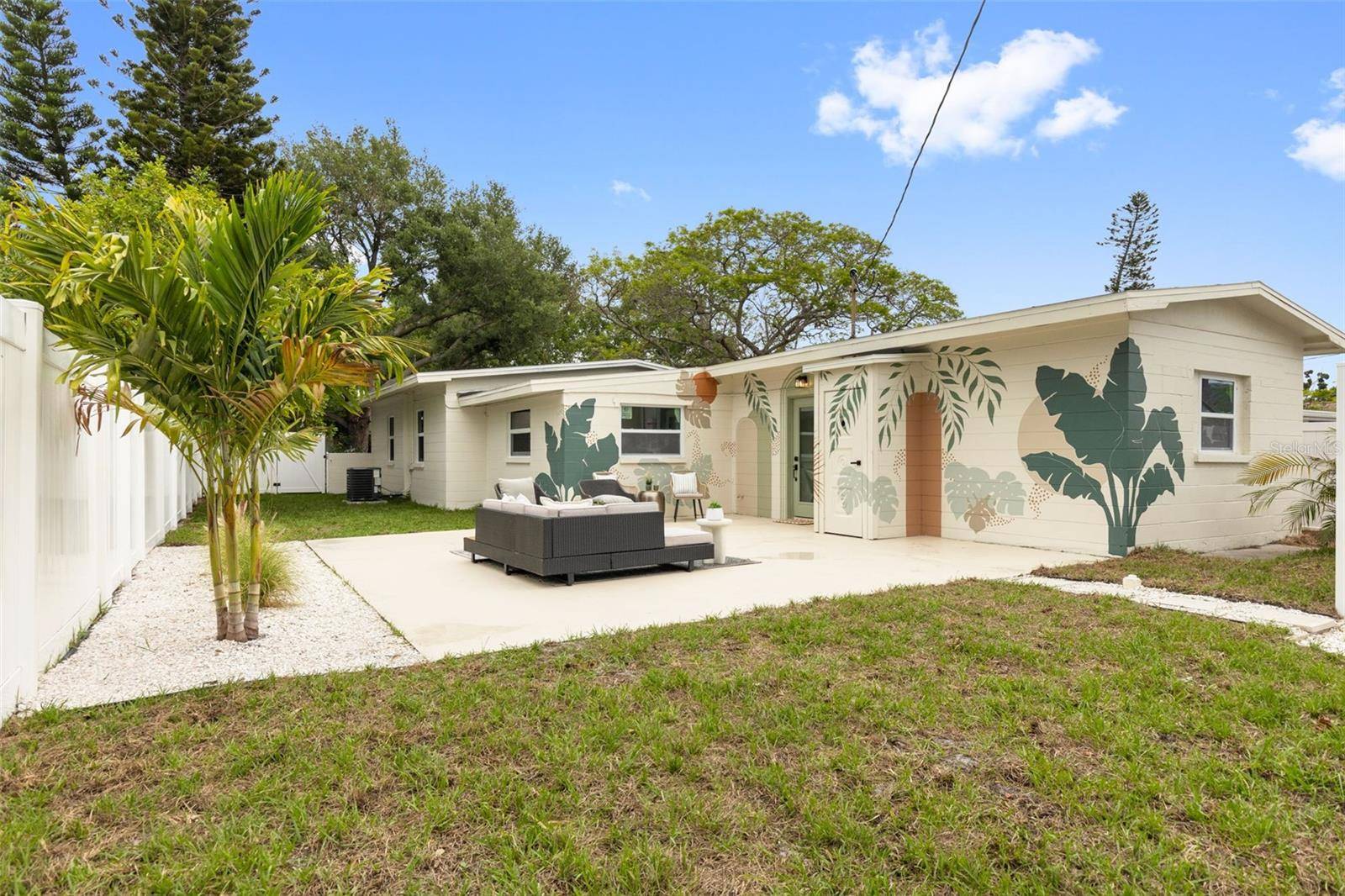 7042 DARTMOUTH AVE N, St Petersburg, FL 33710