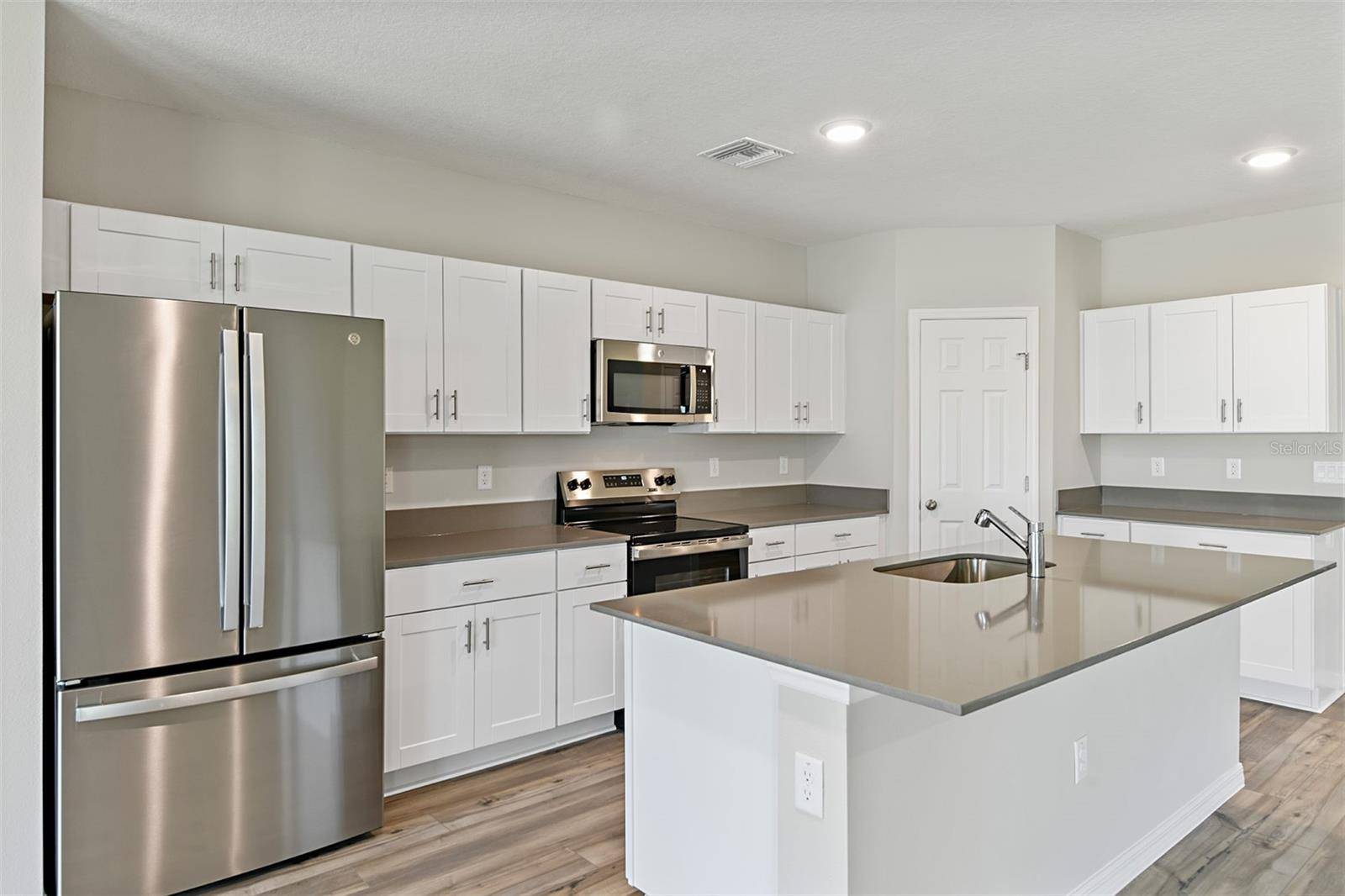 9252 ORCHARD PARK LN, Dade City, FL 33525