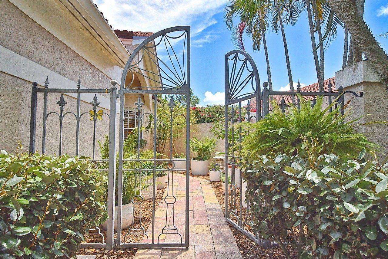 3890 LYNDHURST CT, Sarasota, FL 34235
