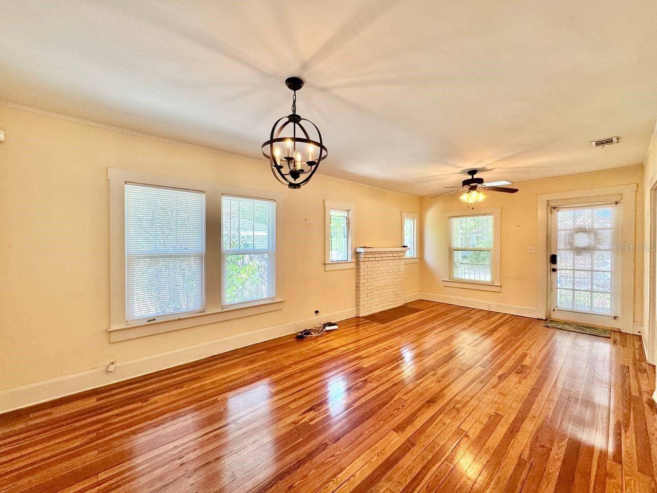 1215 E MOHAWK AVE, Tampa, FL 33604