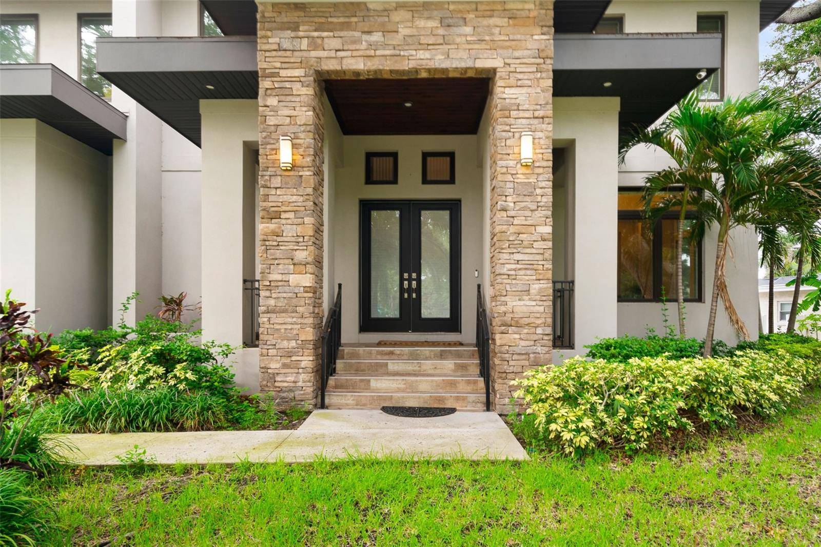 4905 W SPRING LAKE DR, Tampa, FL 33629