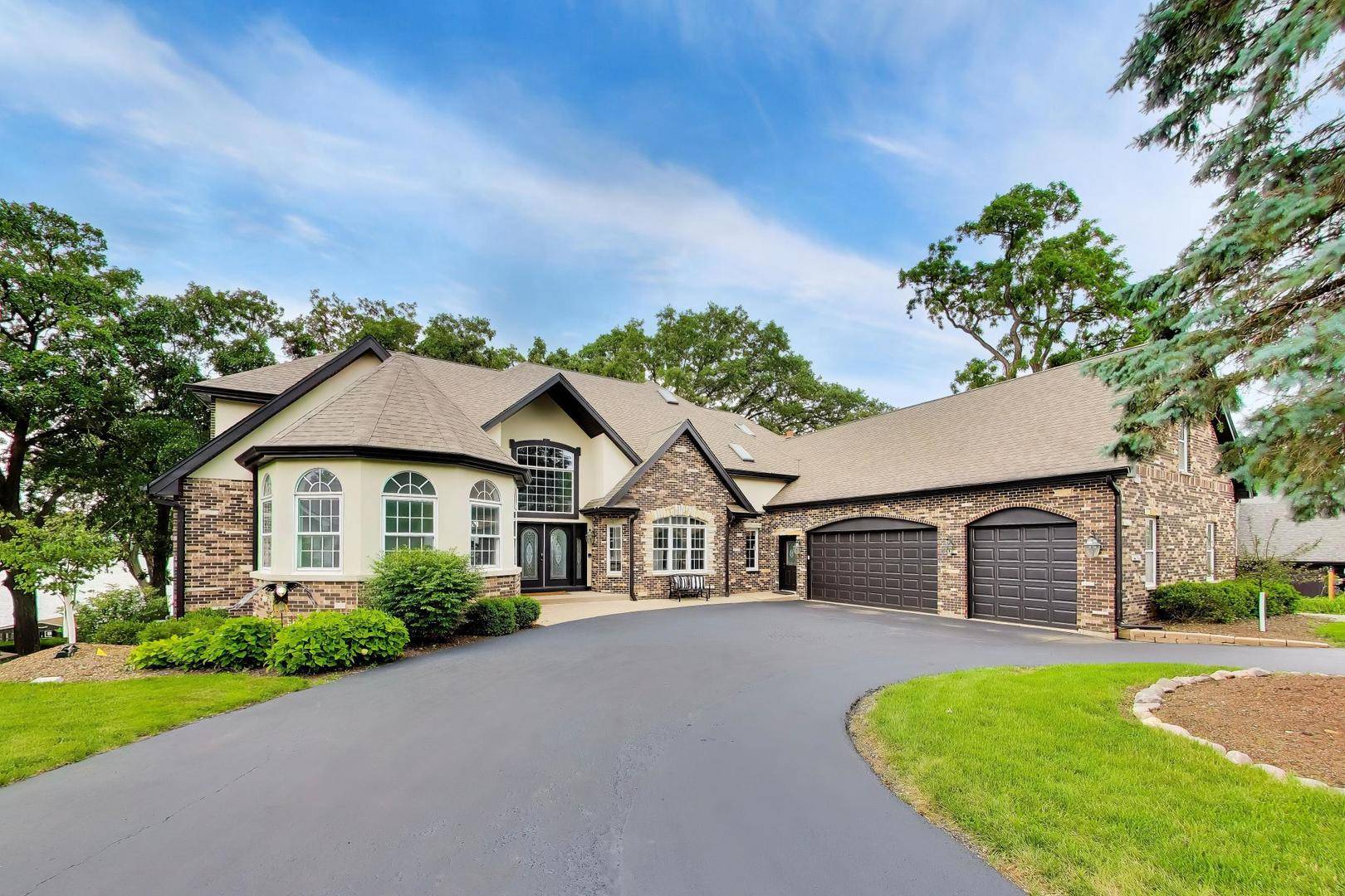 605 Lake Shore BLVD, Wauconda, IL 60084