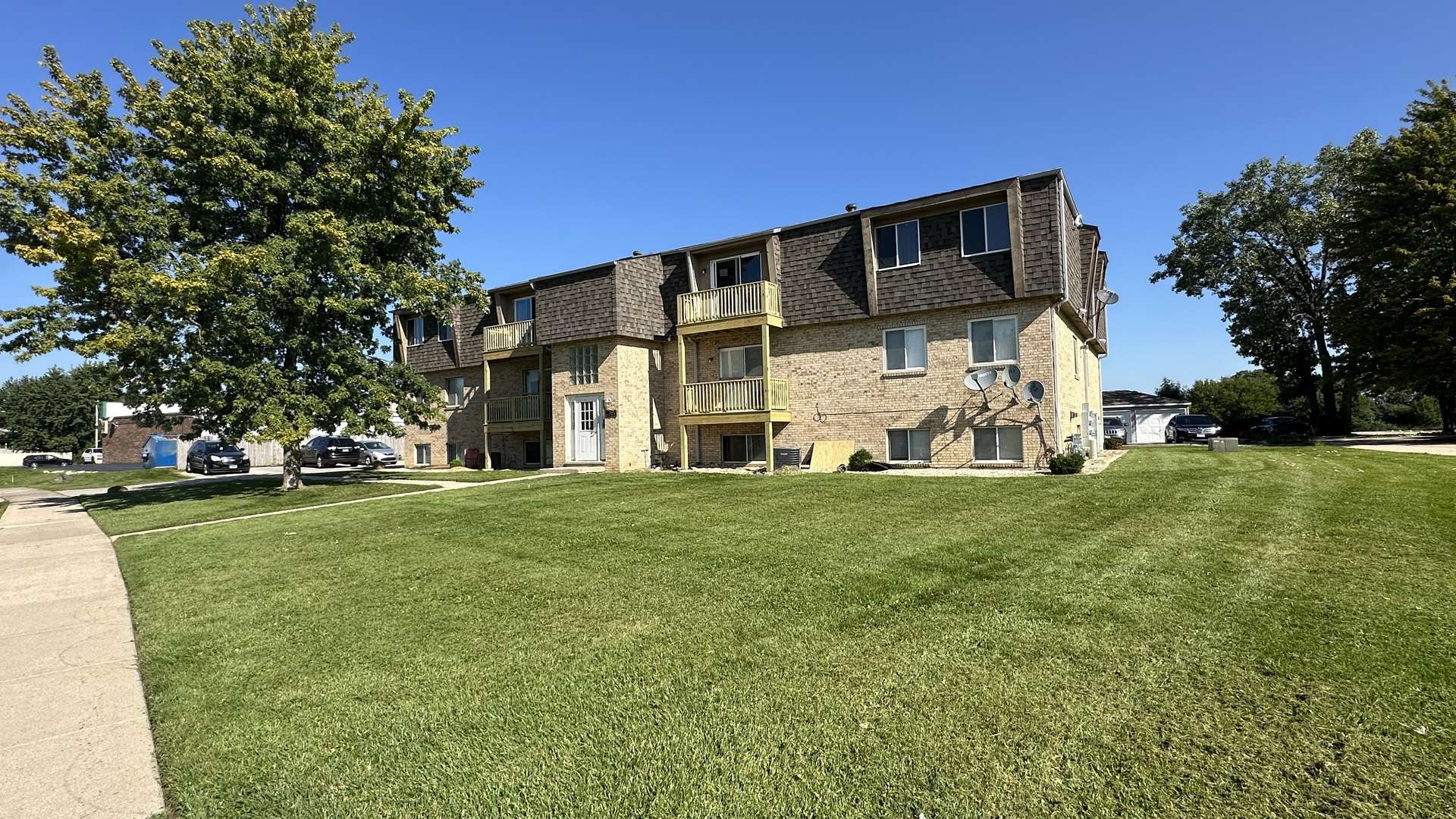 2390 Bicentennial AVE #12, Crest Hill, IL 60403