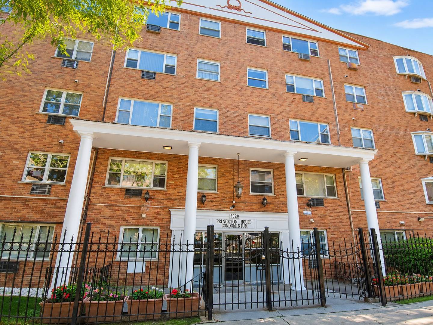 5920 N Kenmore AVE #202, Chicago, IL 60660