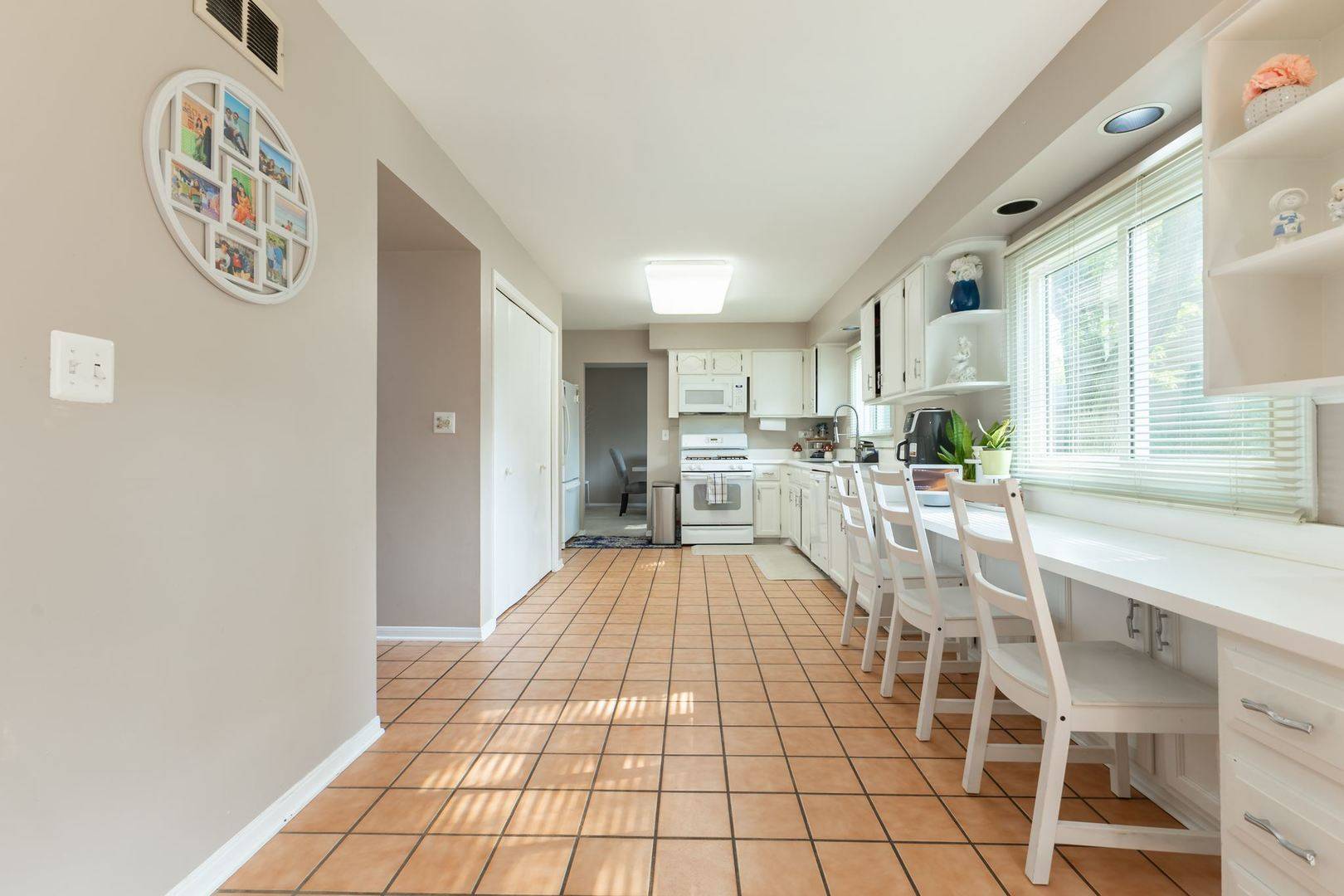 520 Highland Grove DR, Buffalo Grove, IL 60089
