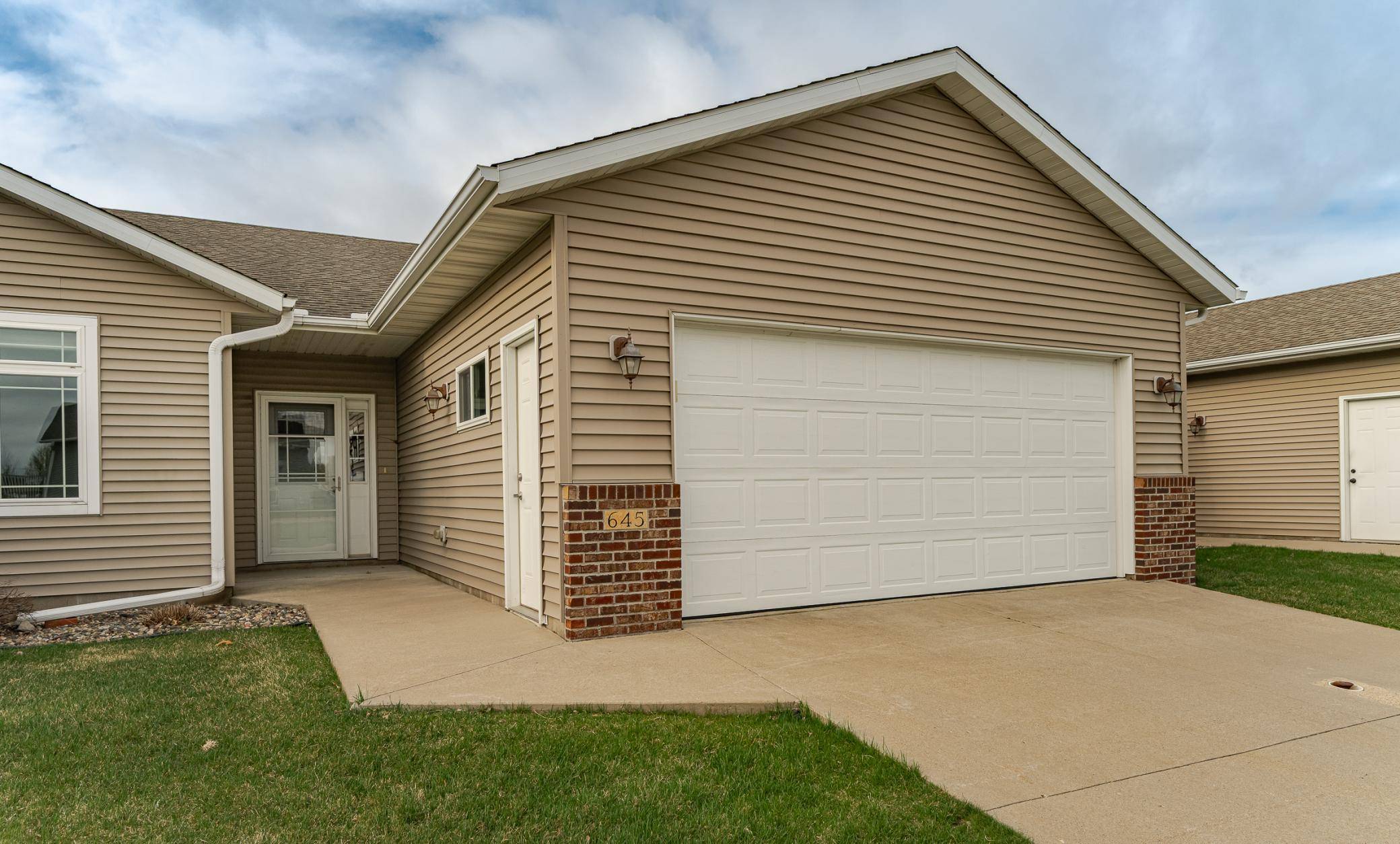 645 Ashley LN, Owatonna, MN 55060