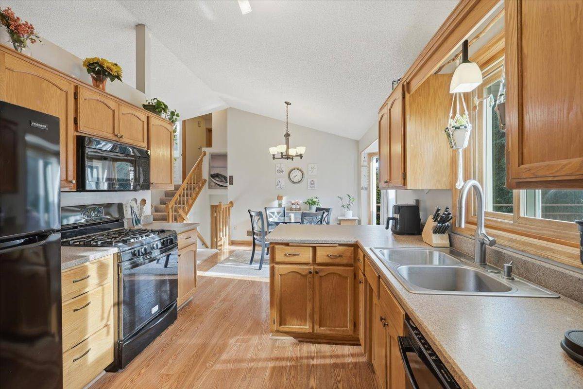 558 Hyde AVE N, Mahtomedi, MN 55115
