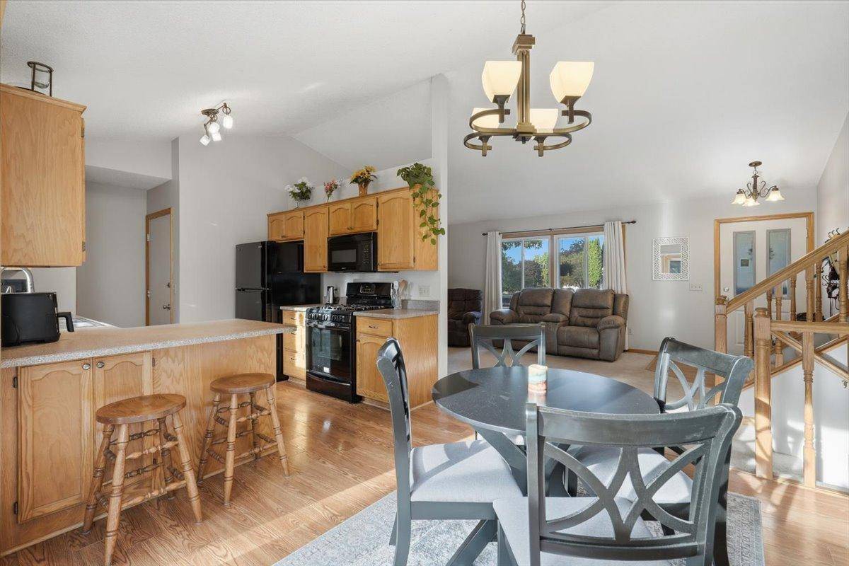558 Hyde AVE N, Mahtomedi, MN 55115