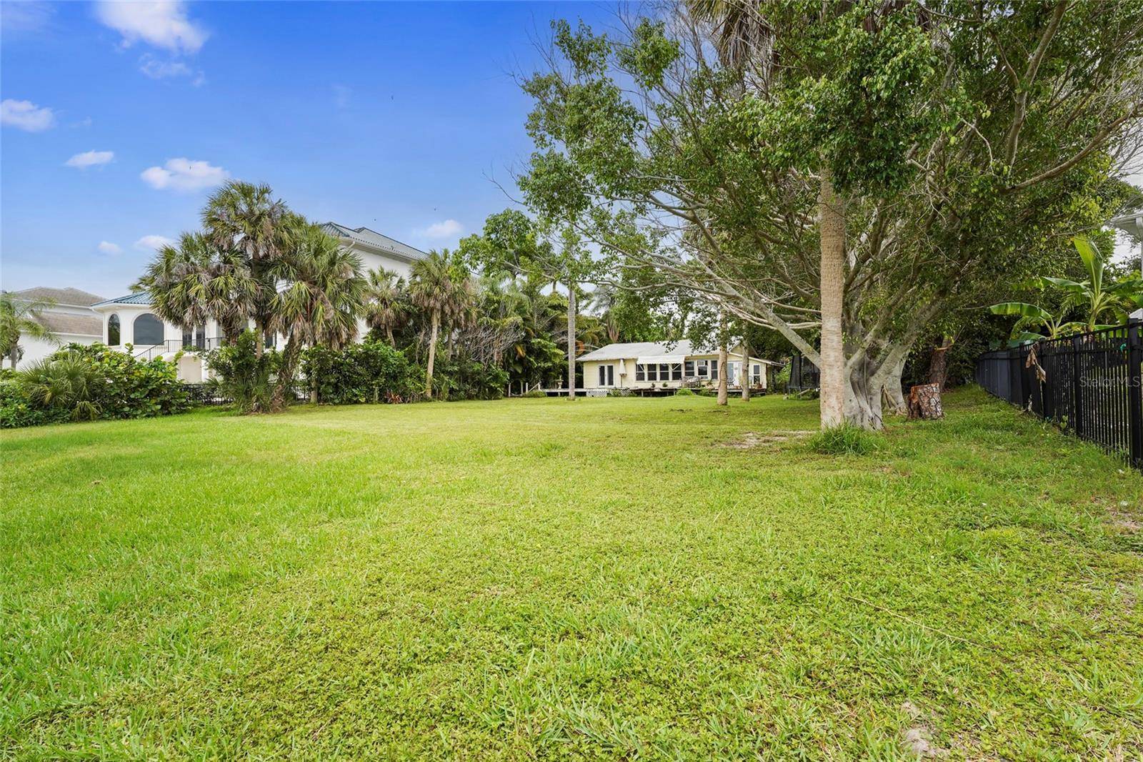 7538 WESTMORELAND DR, Sarasota, FL 34243
