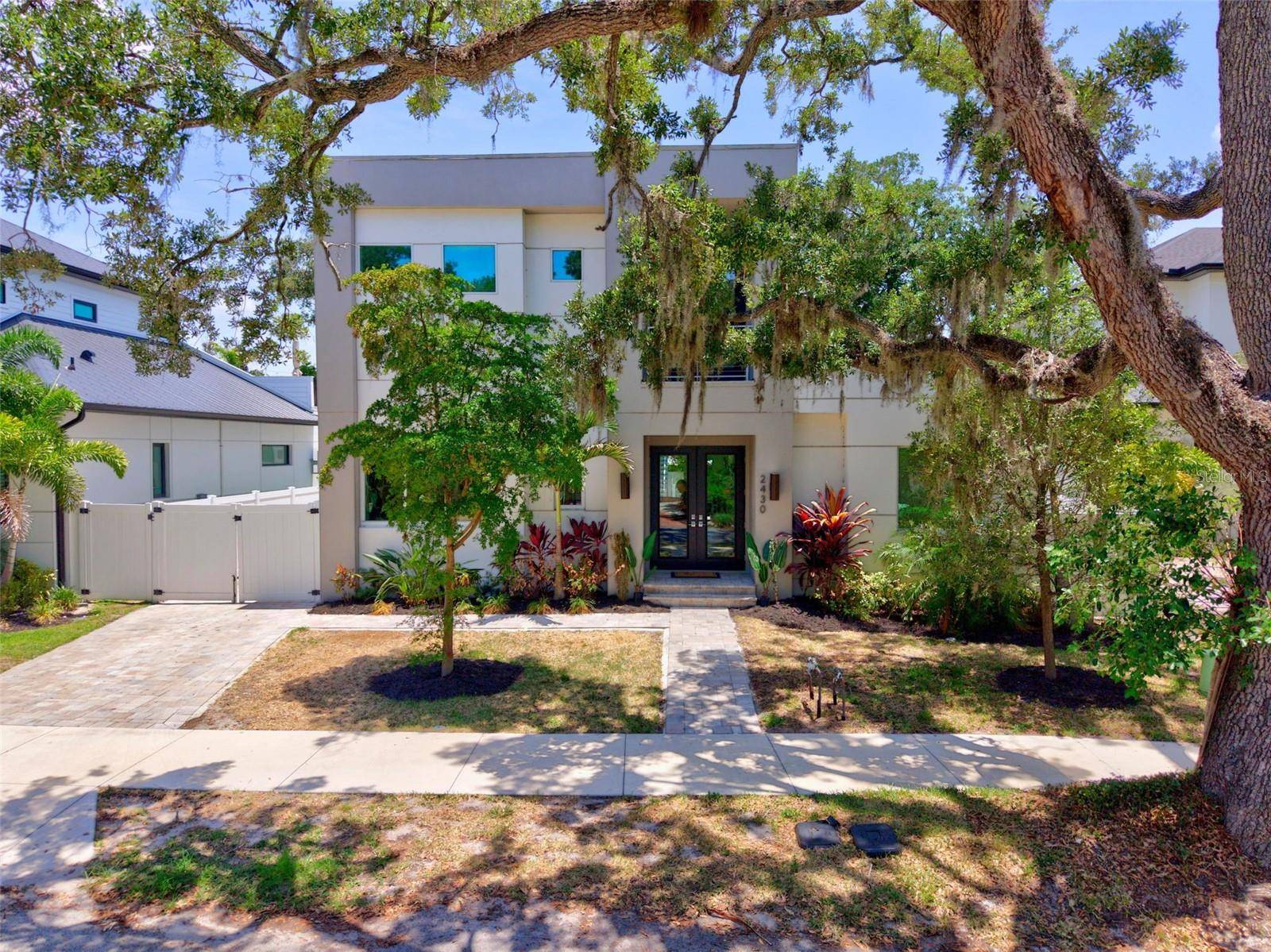 2430 FLOYD ST, Sarasota, FL 34239