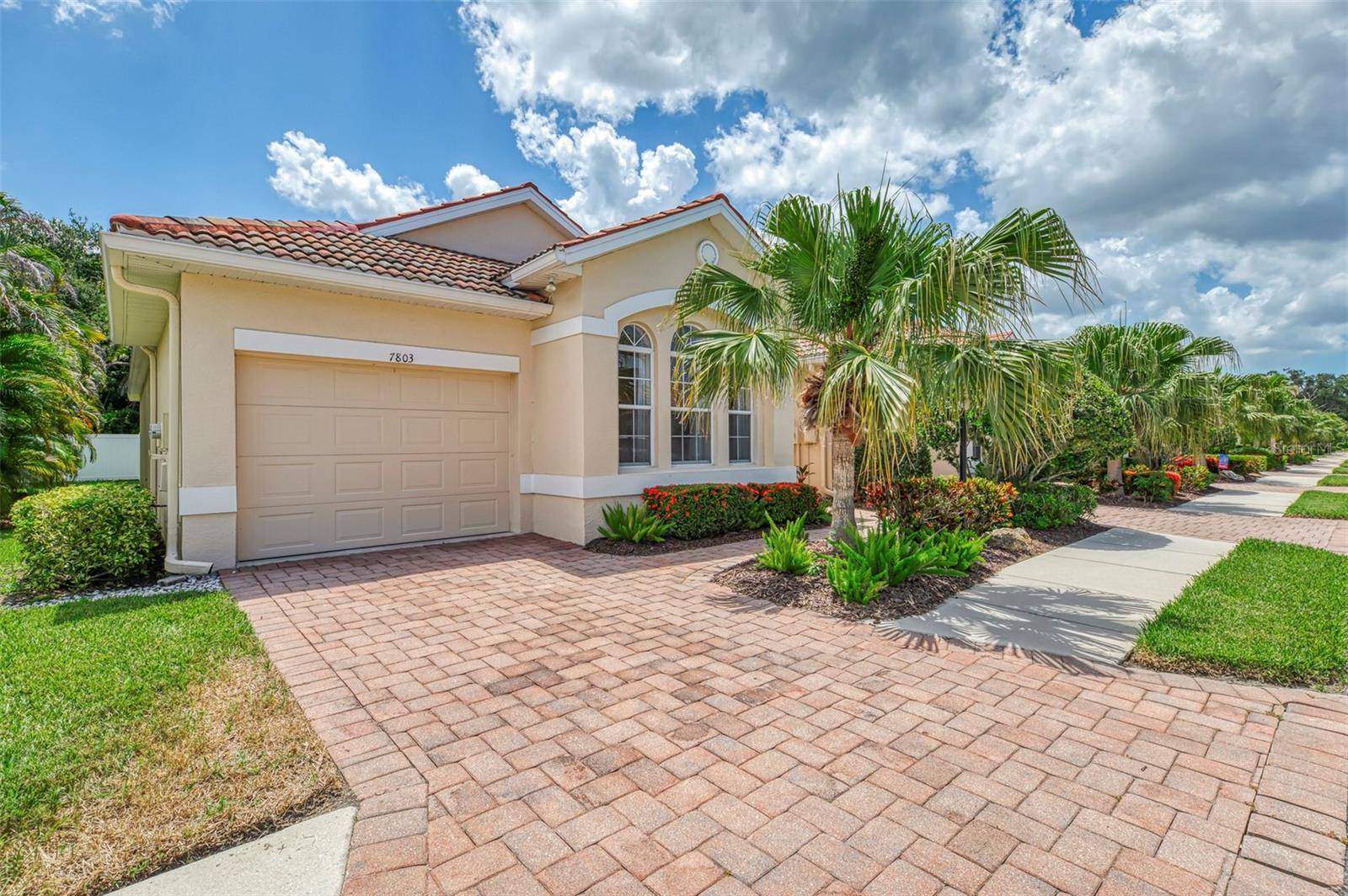 7803 33RD ST E, Sarasota, FL 34243