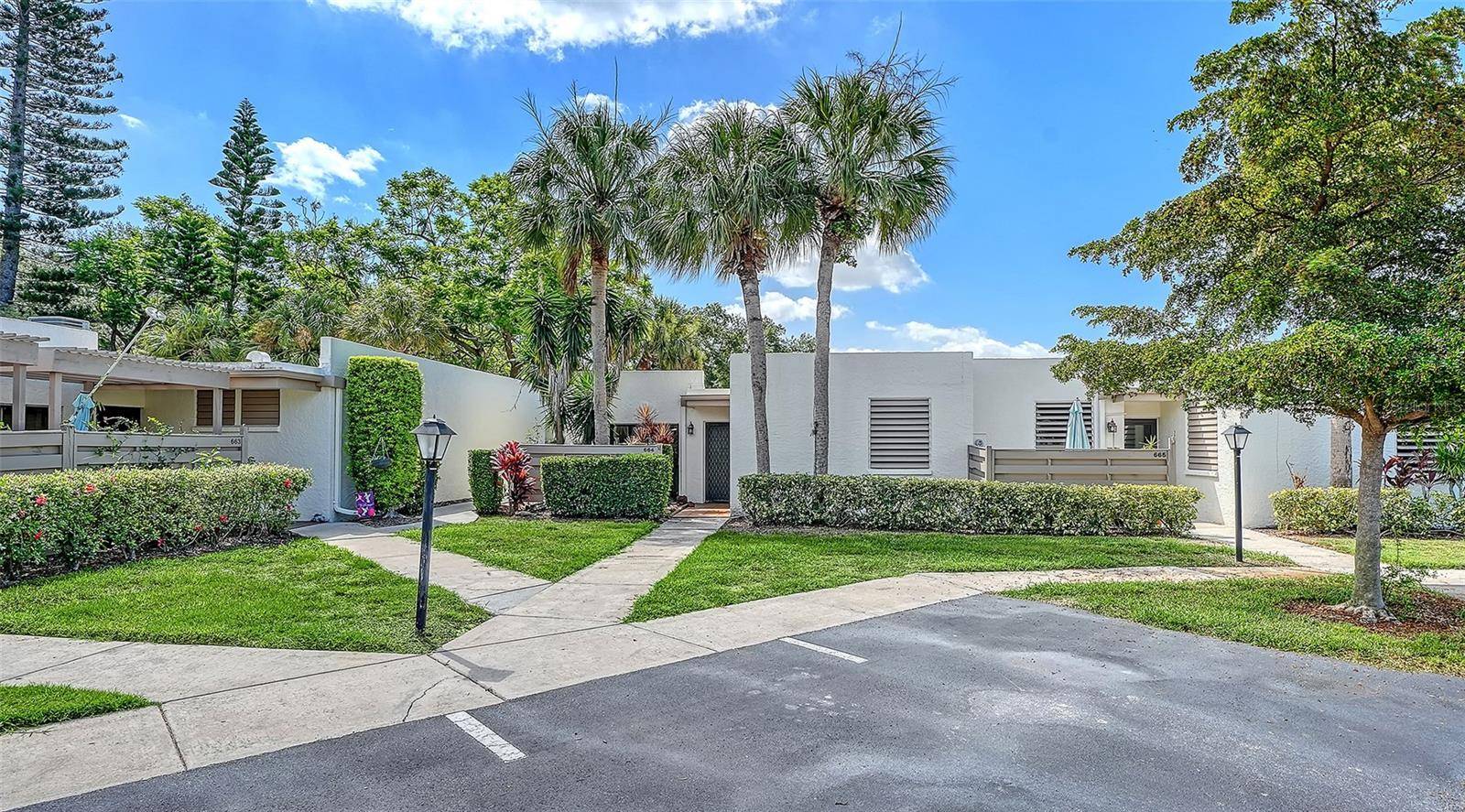 664 WOODLAWN DR, Bradenton, FL 34210