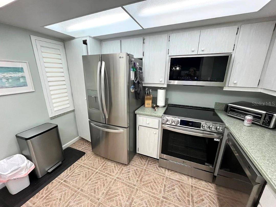 1250 N PORTOFINO DR #301, Sarasota, FL 34242
