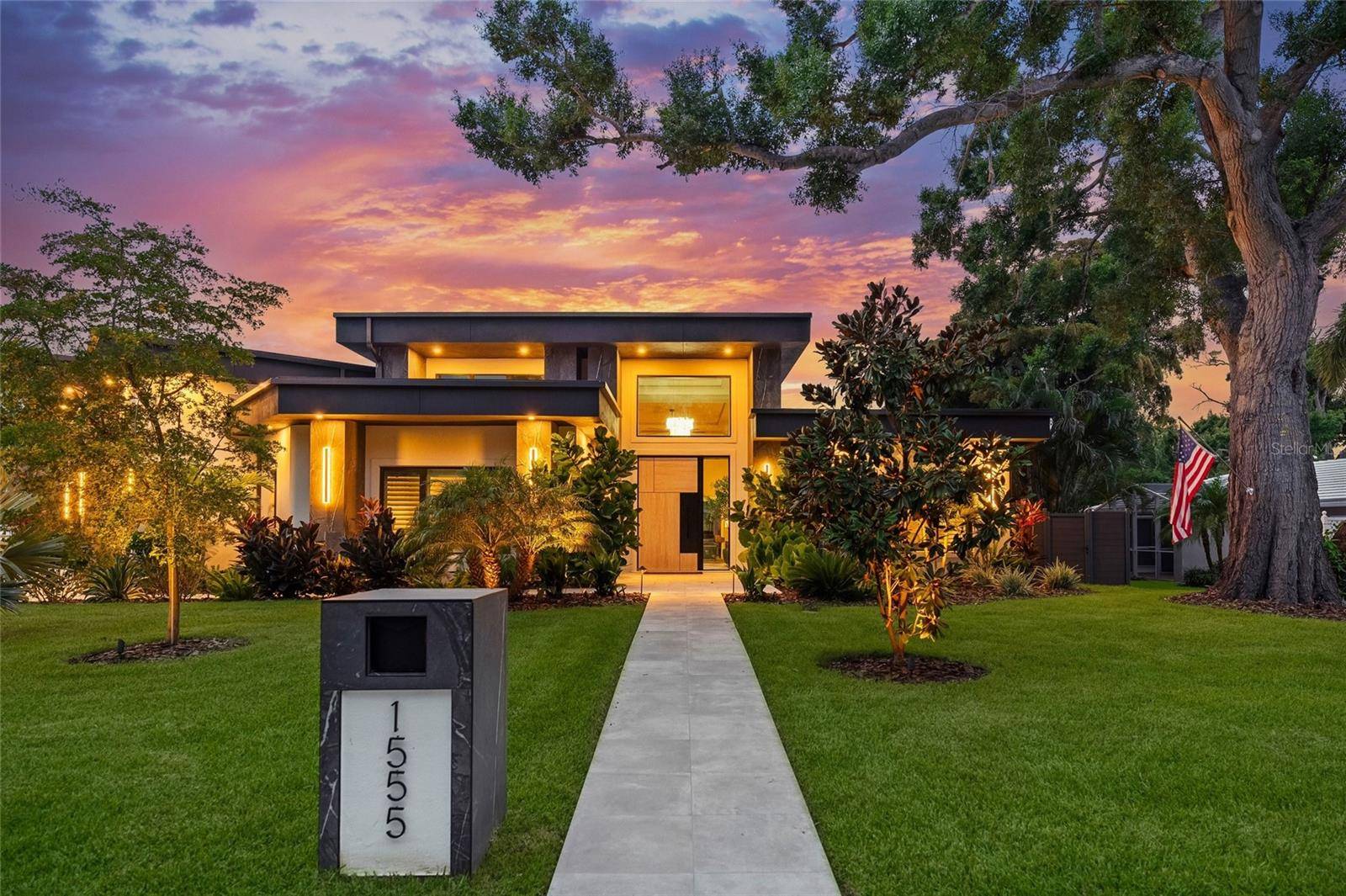1555 EASTBROOK DR, Sarasota, FL 34231