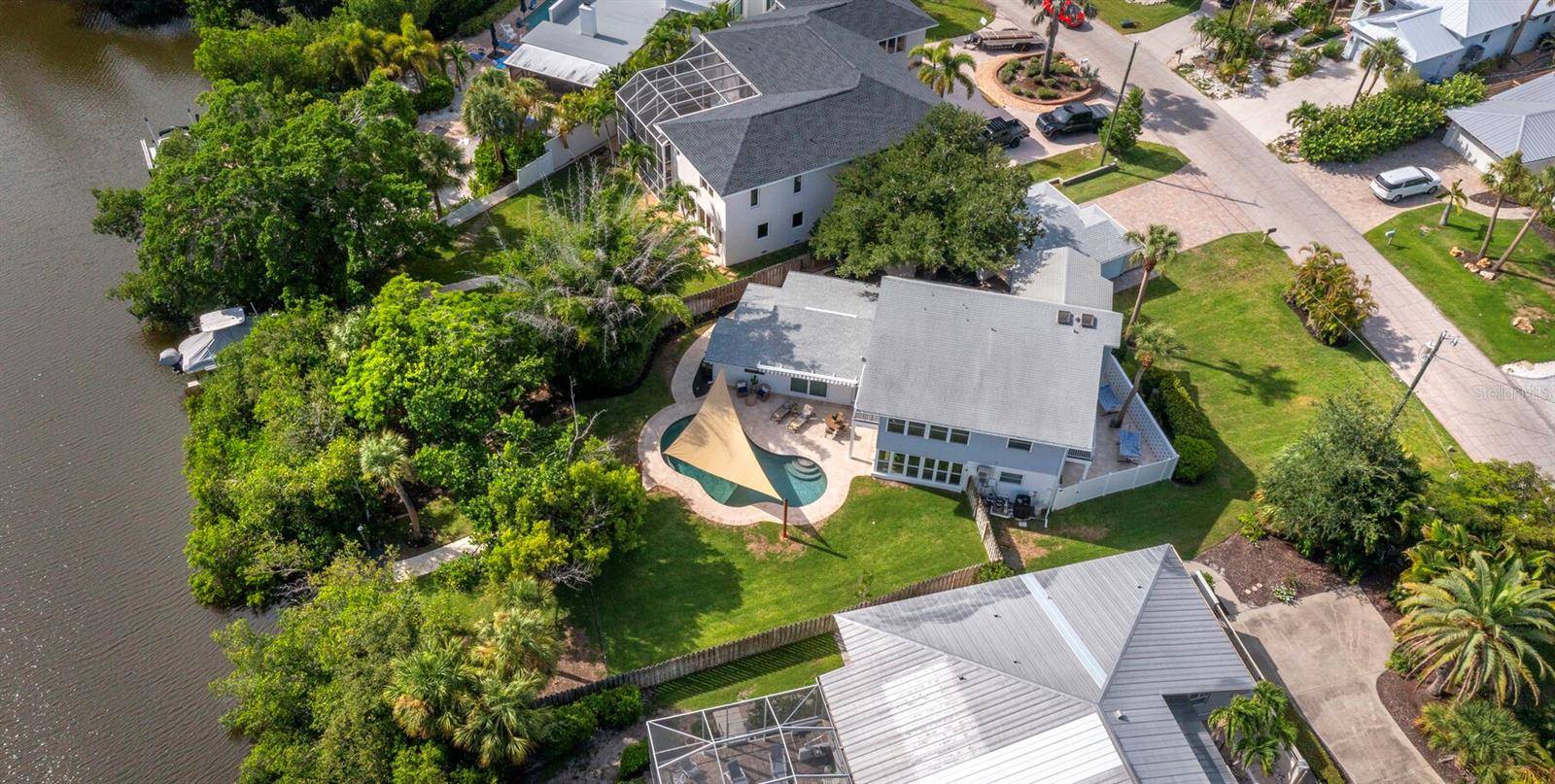 430 ISLAND CIR, Sarasota, FL 34242