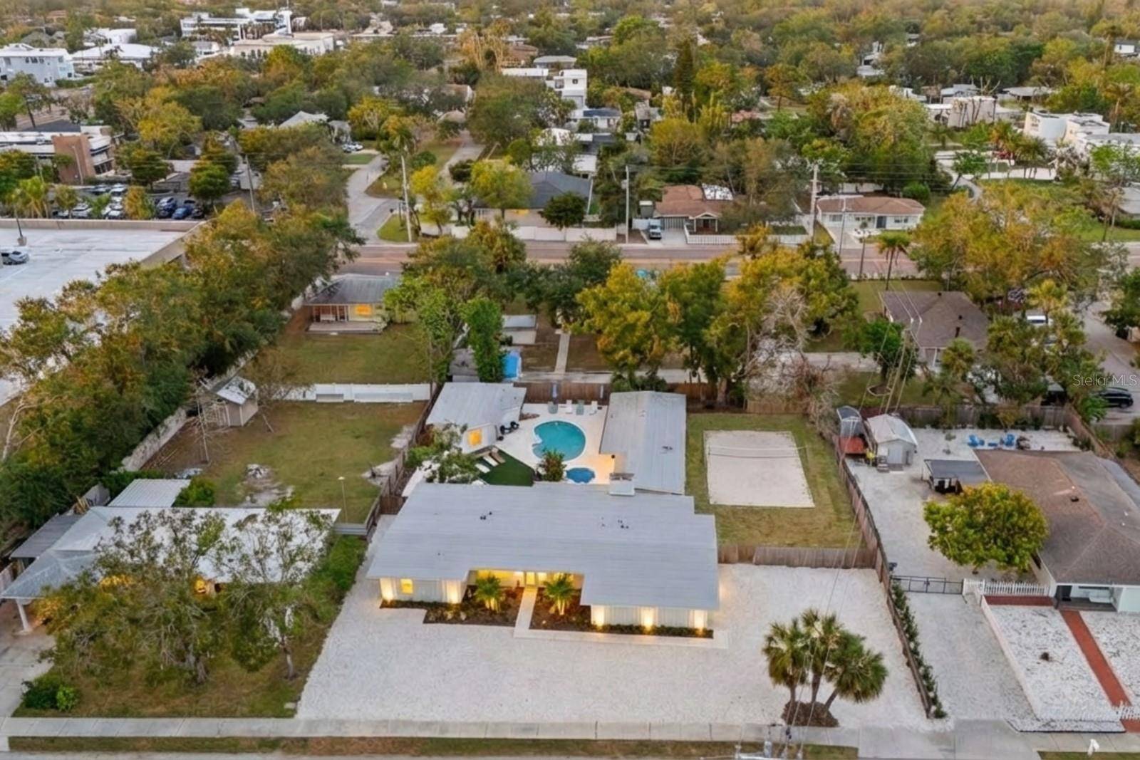 2069 BOUGAINVILLEA ST, Sarasota, FL 34239