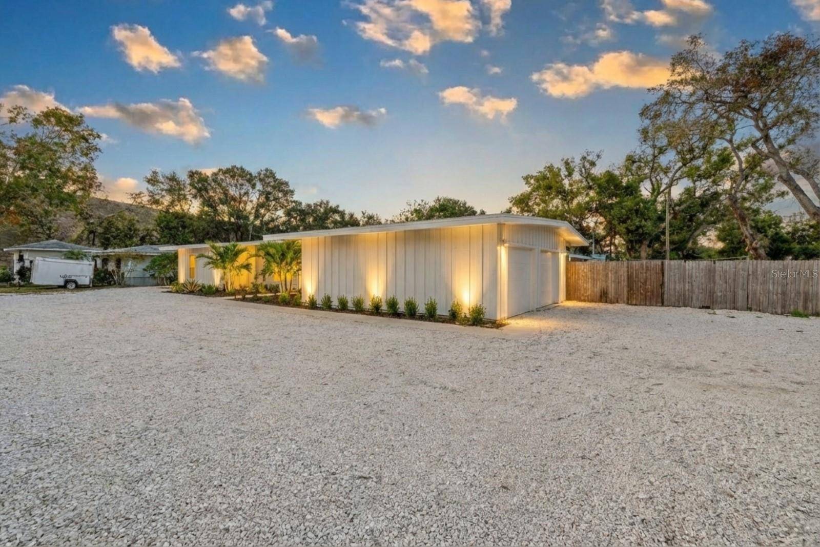 2069 BOUGAINVILLEA ST, Sarasota, FL 34239