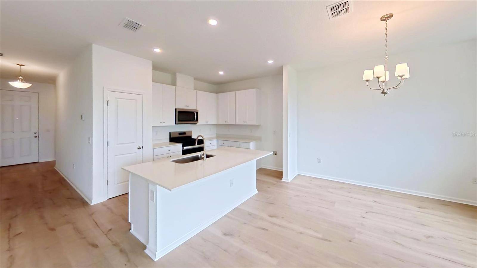 6205 SANDERS GROVE CIR, Okahumpka, FL 34762