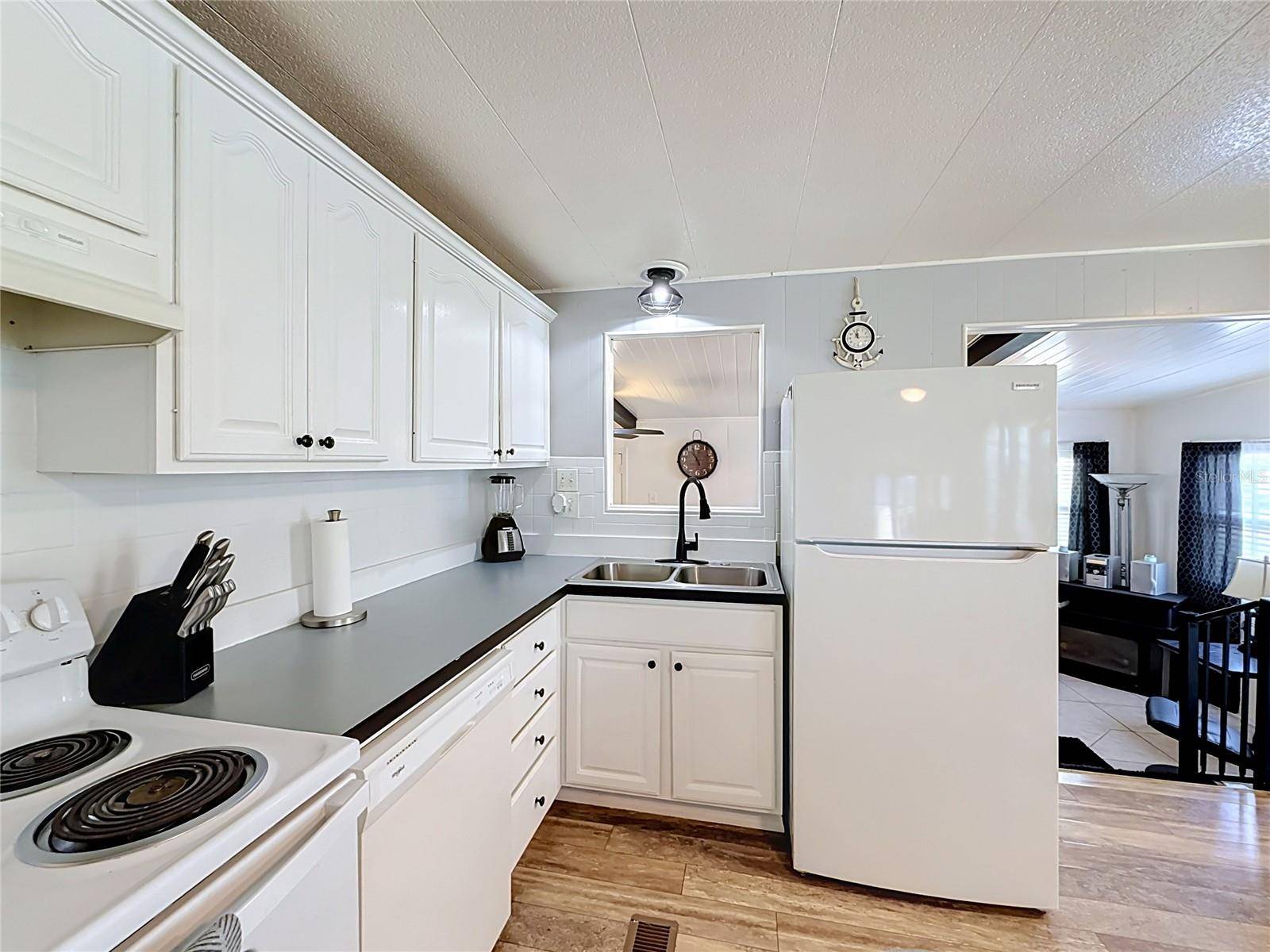 1025 CAPELLA DR, Tavares, FL 32778