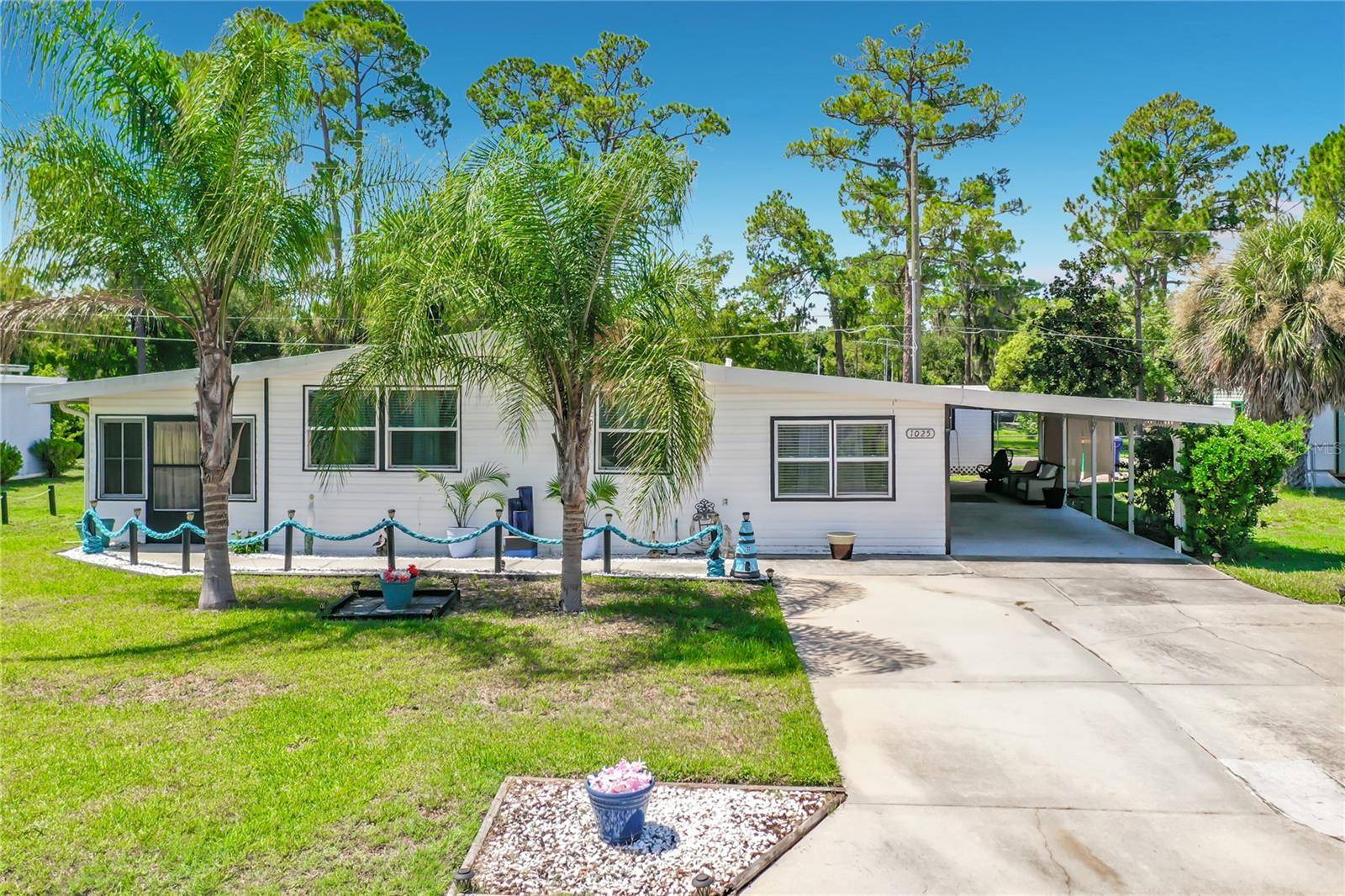 1025 CAPELLA DR, Tavares, FL 32778