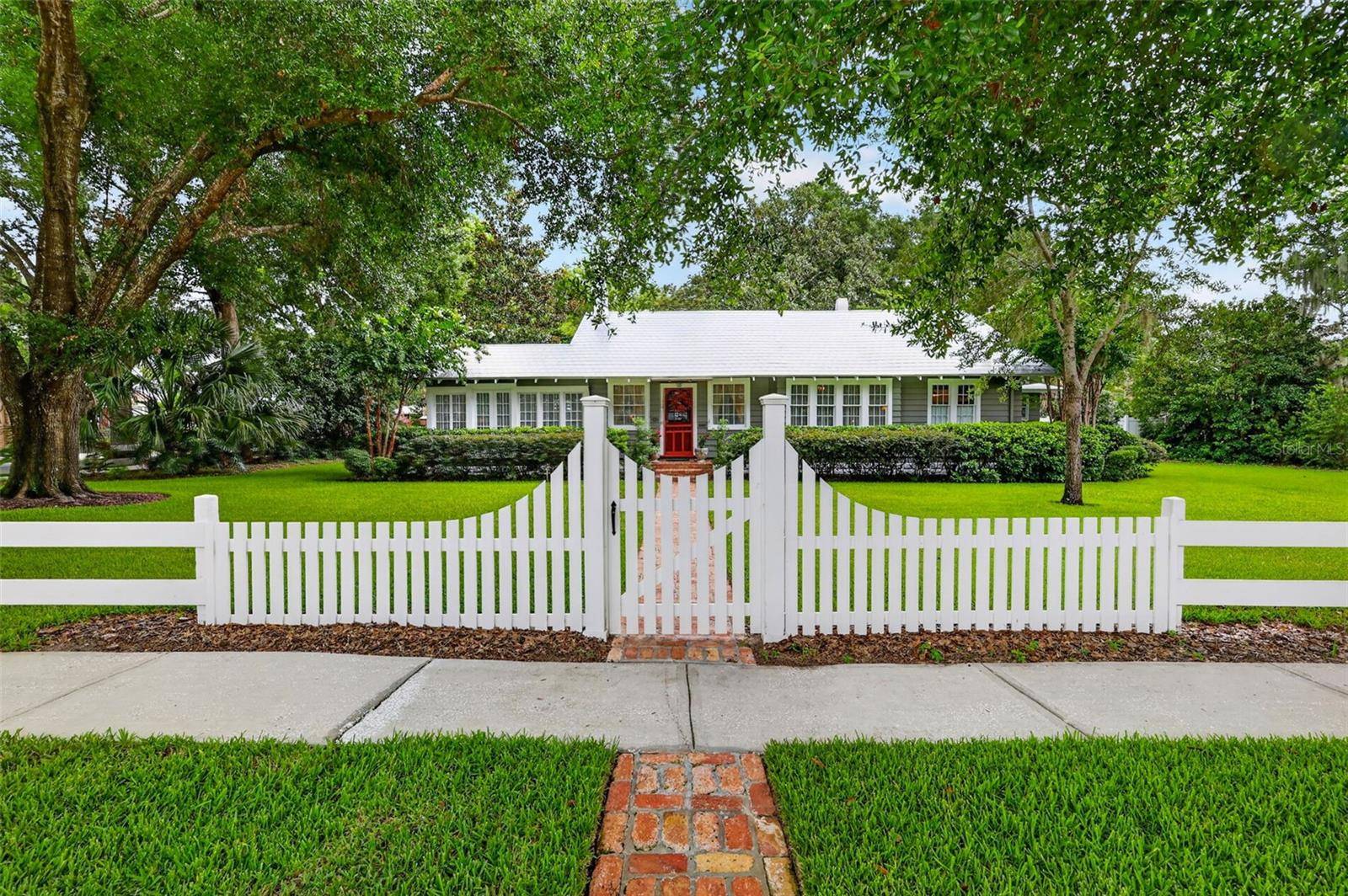 1046 N MCDONALD ST, Mount Dora, FL 32757