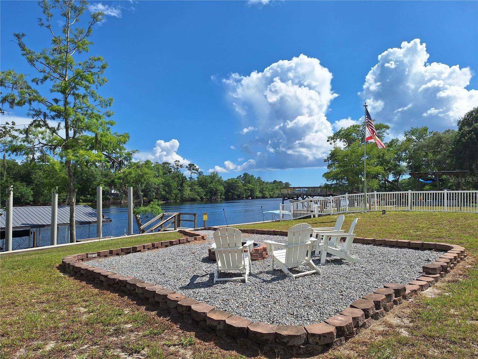 8213 RIVERVIEW RD, Fanning Springs, FL 32693