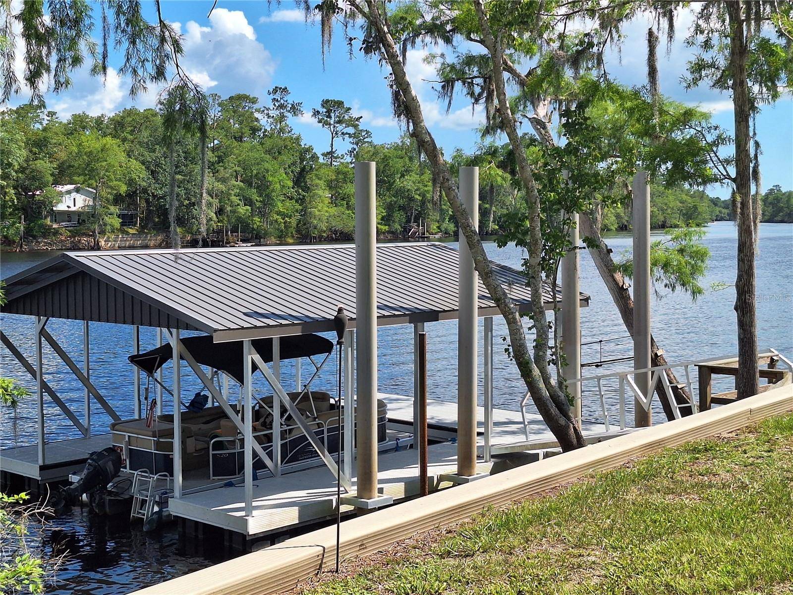8213 RIVERVIEW RD, Fanning Springs, FL 32693