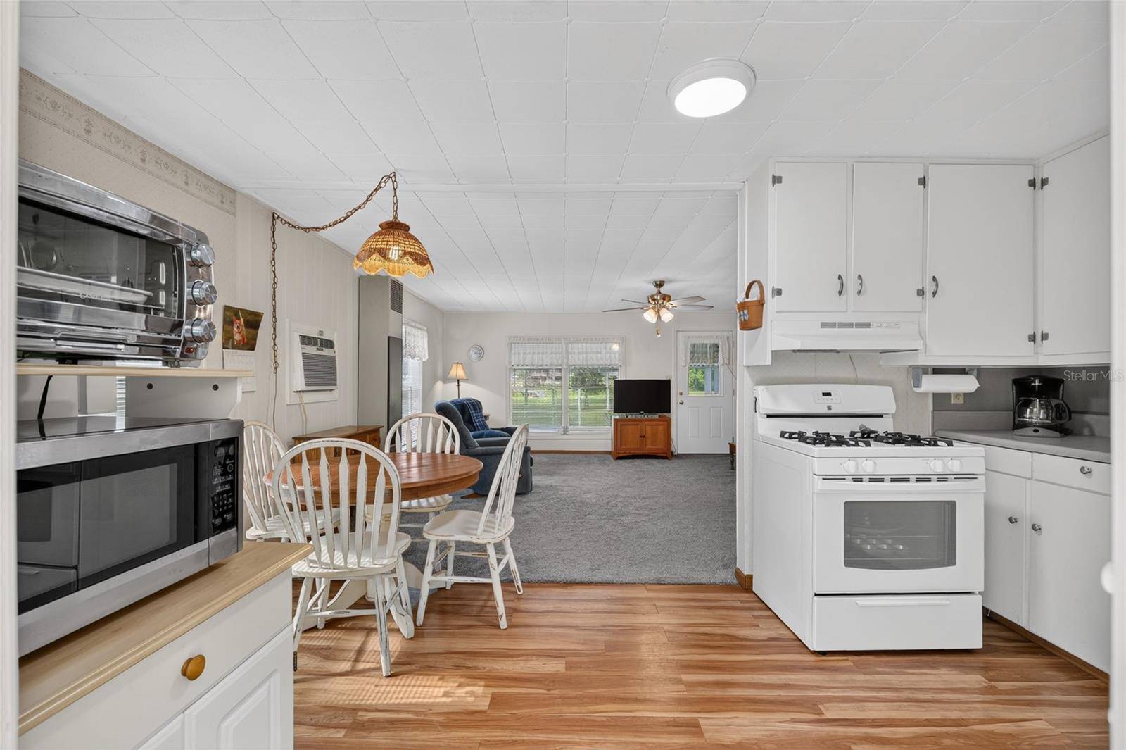 148 LAKE SHORE TER, Interlachen, FL 32148