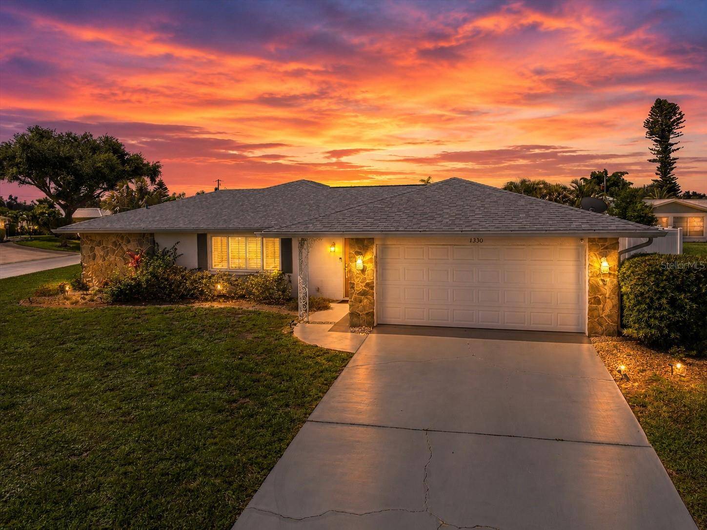 1330 CAMBRIDGE DR, Venice, FL 34293