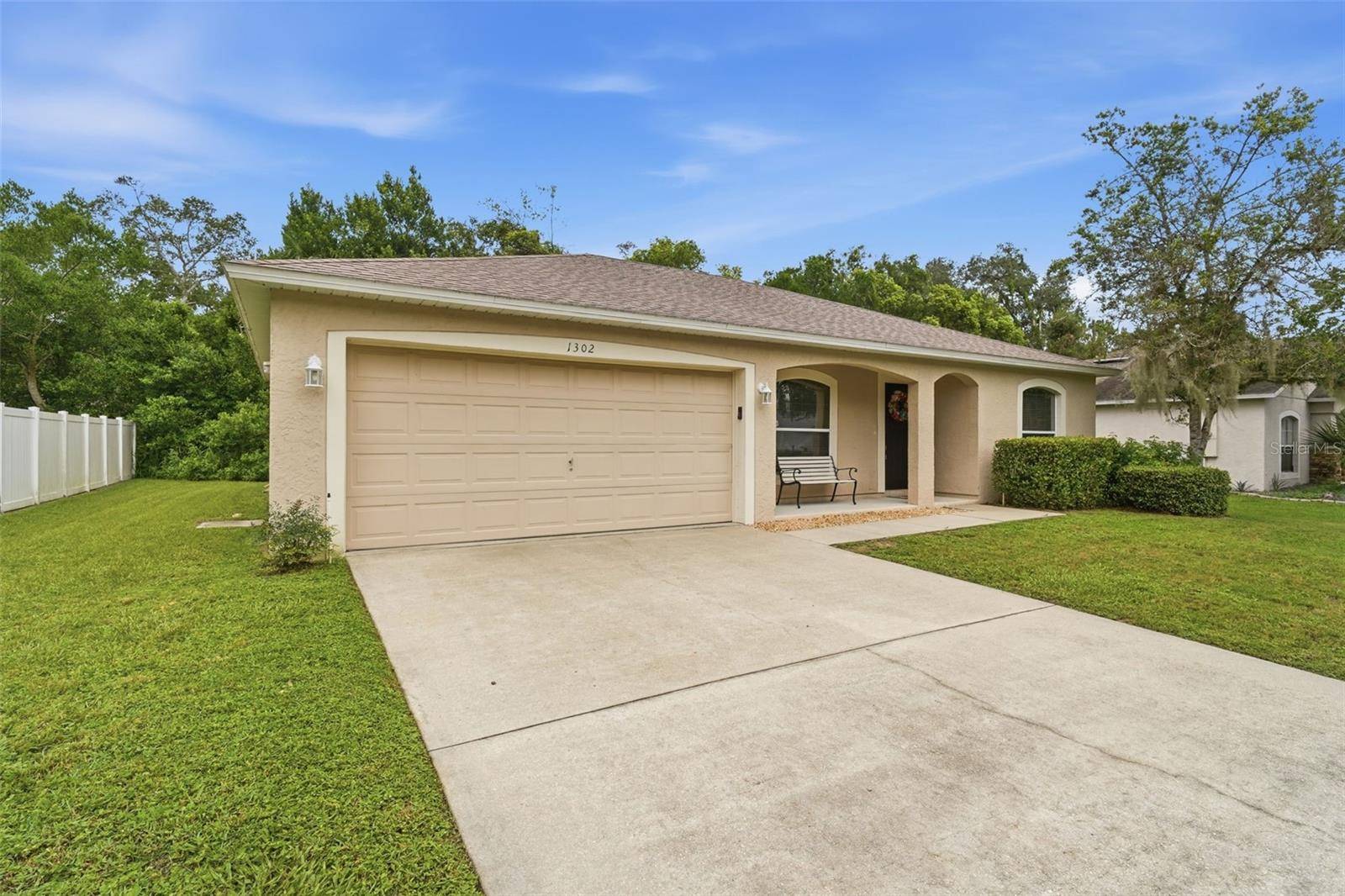 1302 BENTON LAKE DR E, Deland, FL 32724