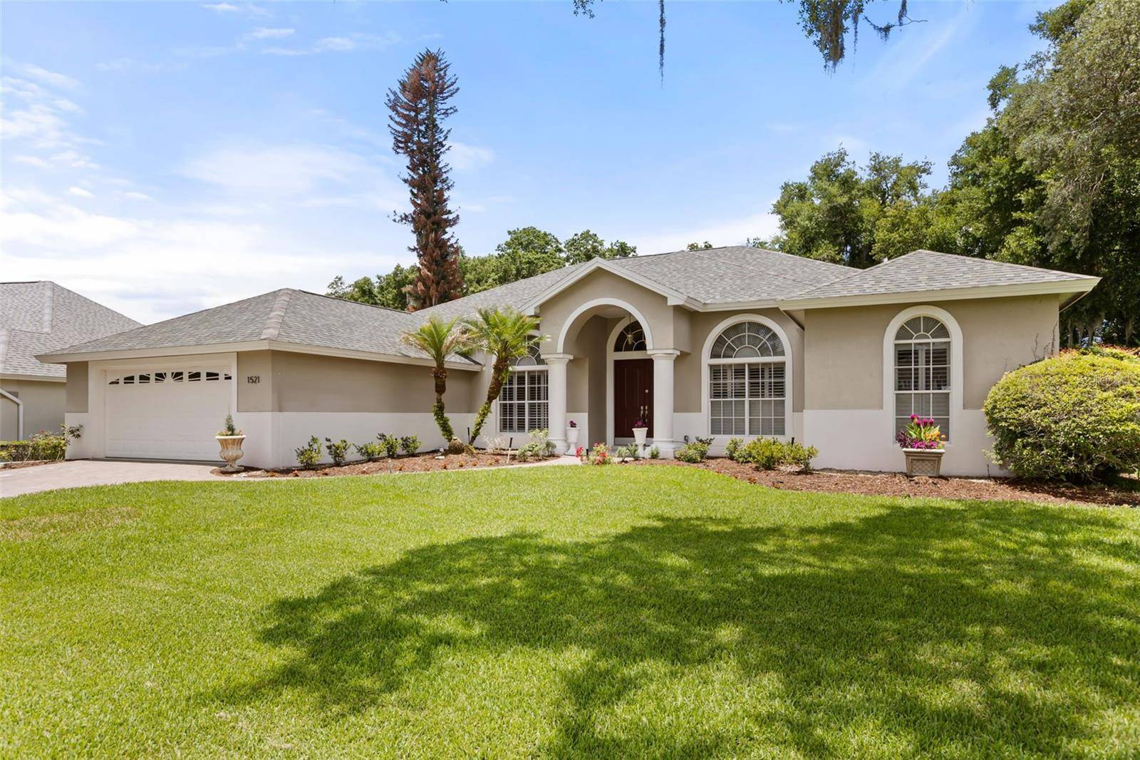 1521 EDGEWATER DR, Mount Dora, FL 32757