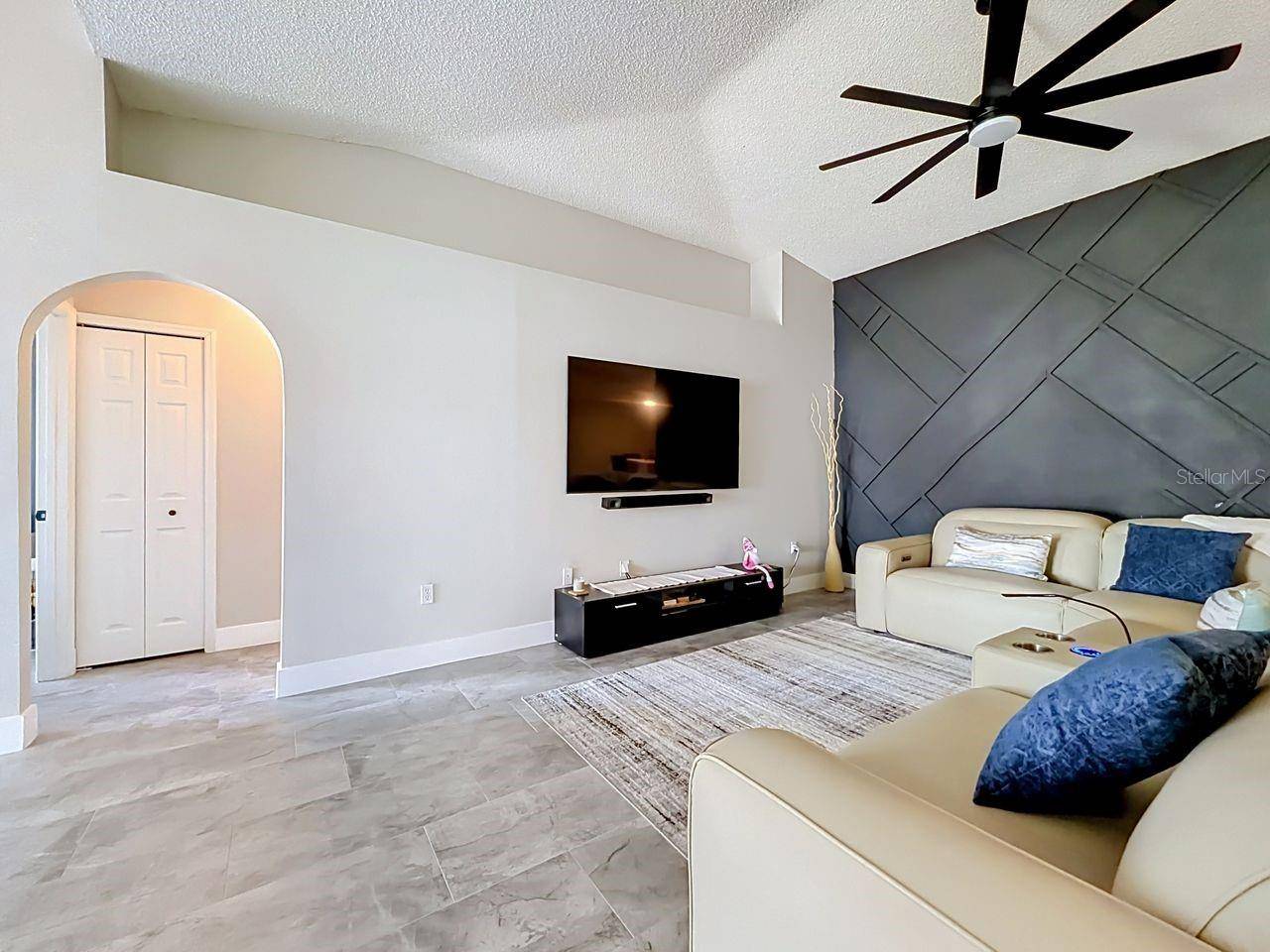 527 DOMINISH ESTATES DR, Apopka, FL 32712