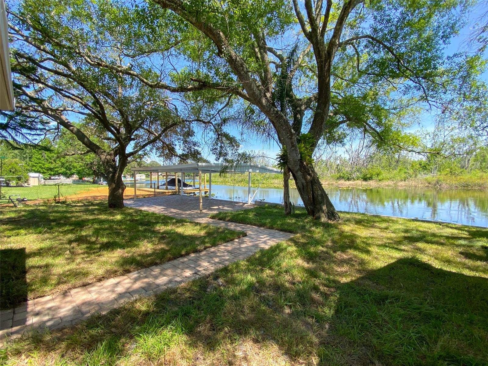 28046 LOIS DR, Tavares, FL 32778