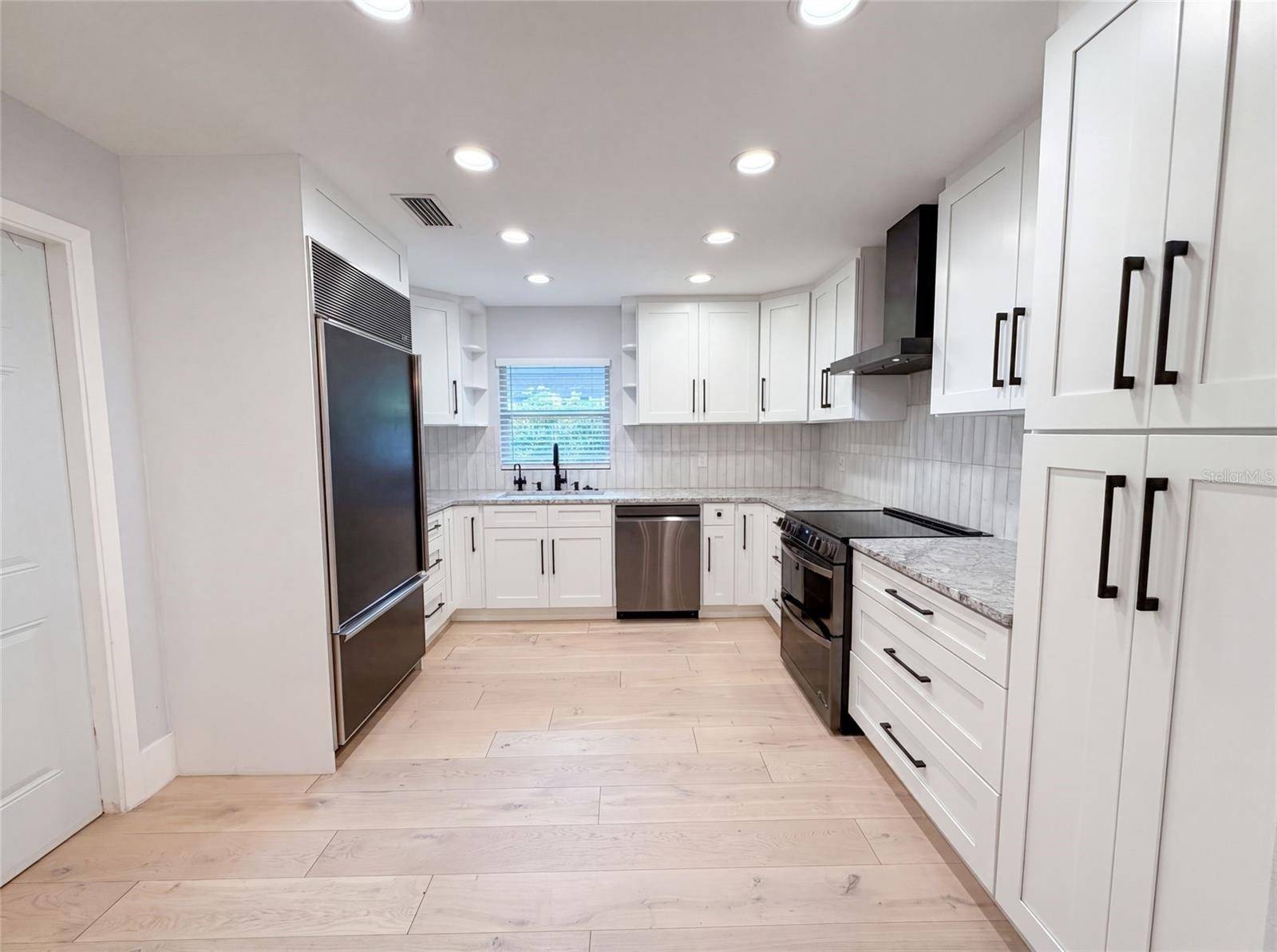 8028 CONSERVATORY CIR, Sarasota, FL 34243