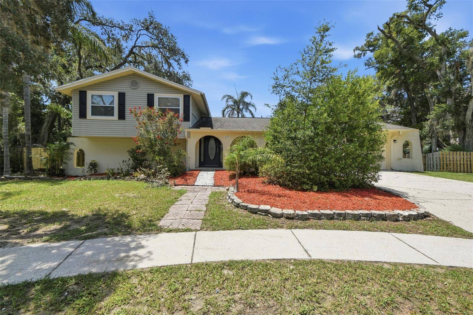 1200 LAKE VALRICO LN, Valrico, FL 33594