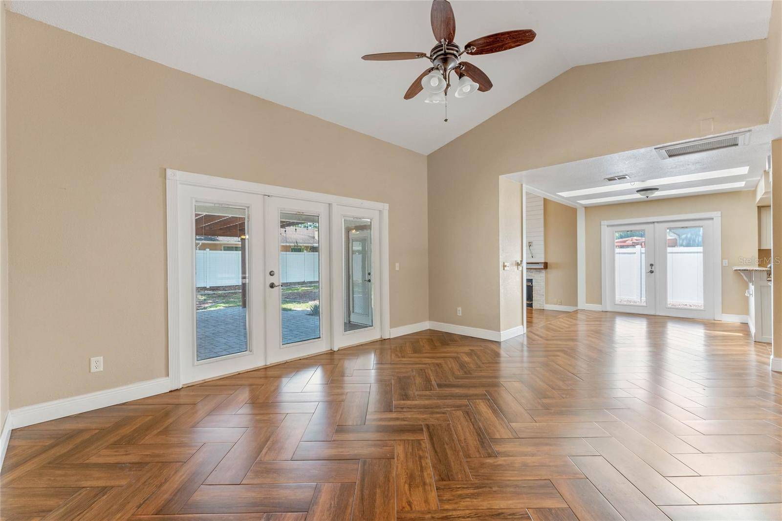 521 LAKESHORE CIR, Lake Mary, FL 32746