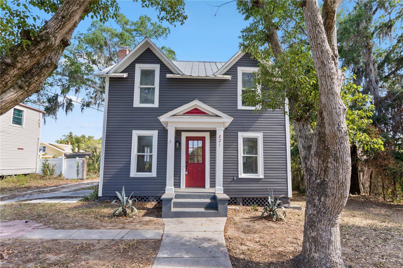 821 E LEMON AVE, Eustis, FL 32726